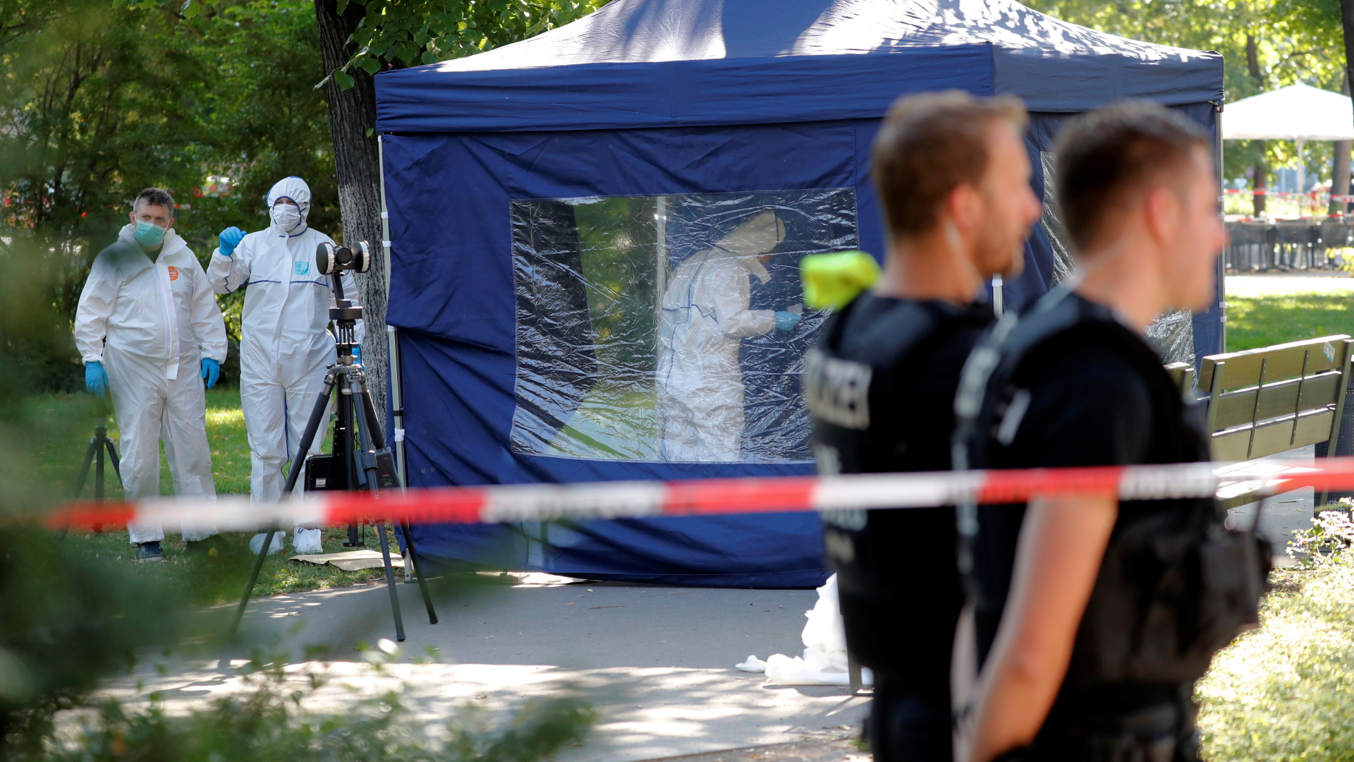 Polizeibeamte untersuchen den Tatort in Berlin-Moabit.