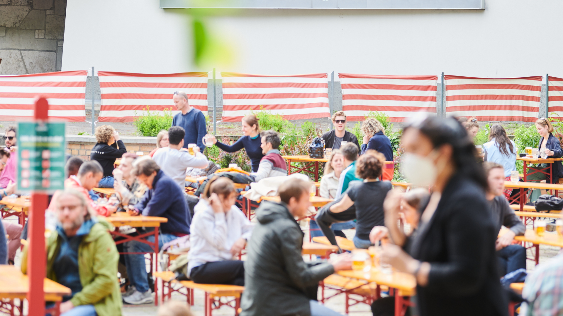 Menschen sitzen im Berliner Pratergarten | dpa