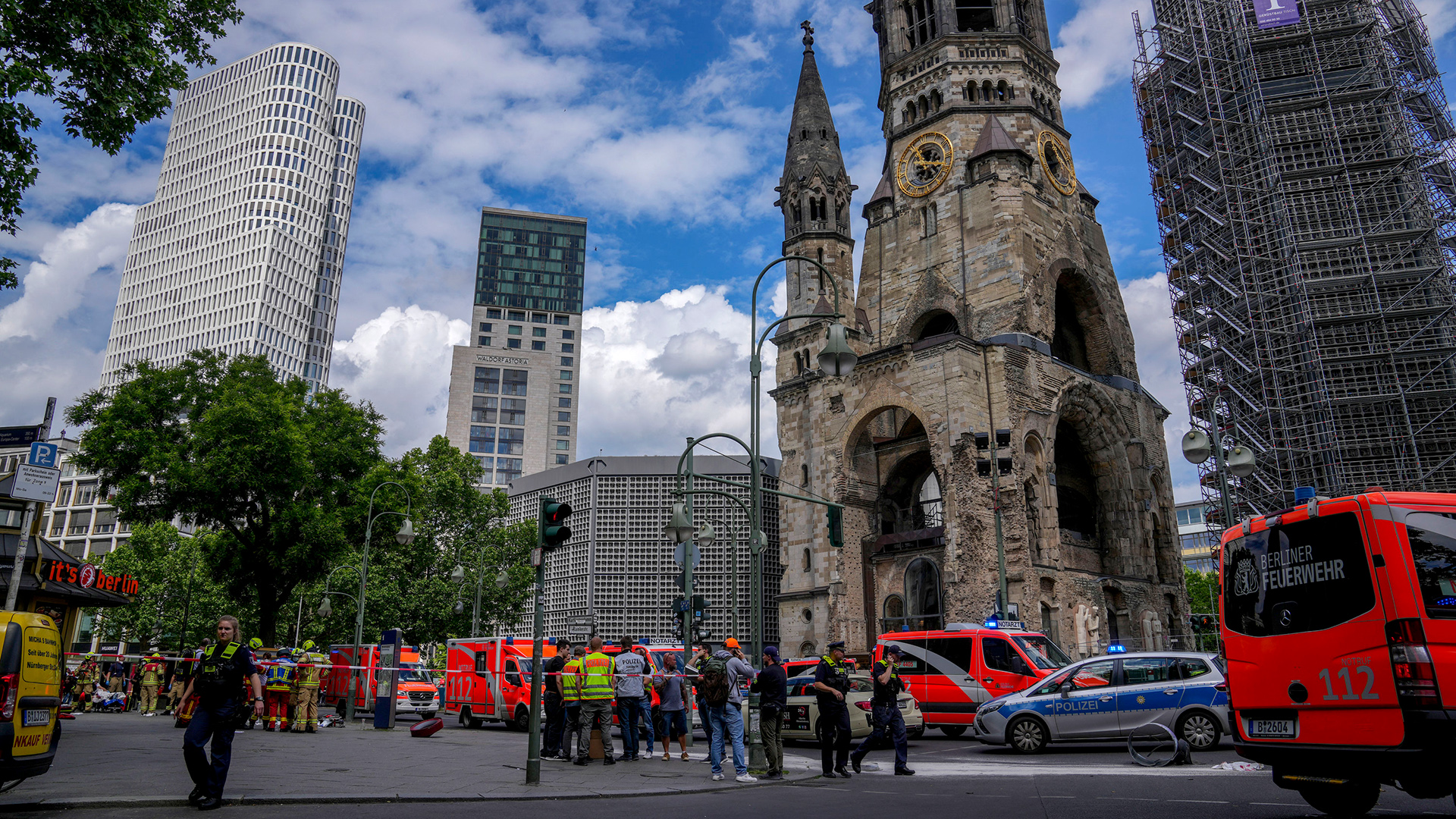 Polizeifahrzeuge und Rettungswagen vor der Gedächtniskirche in Berlin | AP