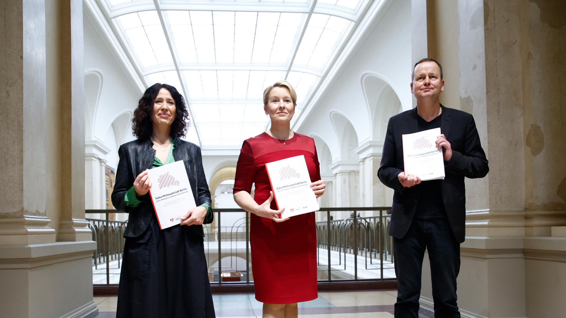 Bettina Jarasch (Bündnis 90/Die Grünen), Franziska Giffey (SPD), und Klaus Lederer (Die Linke), präsentieren den Koalitionsvertrag. | dpa