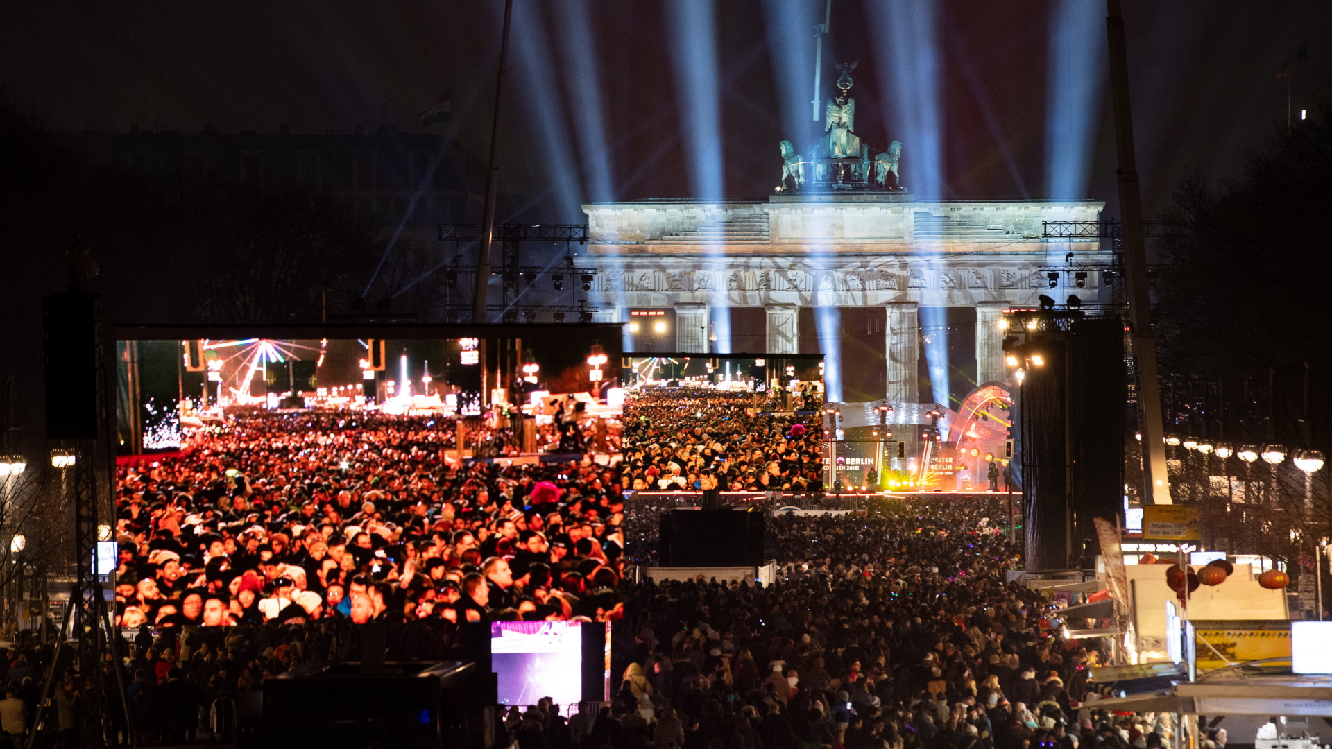 Tausende feiern in Berlin am Brandenburger Tor. | Bildquelle: dpa