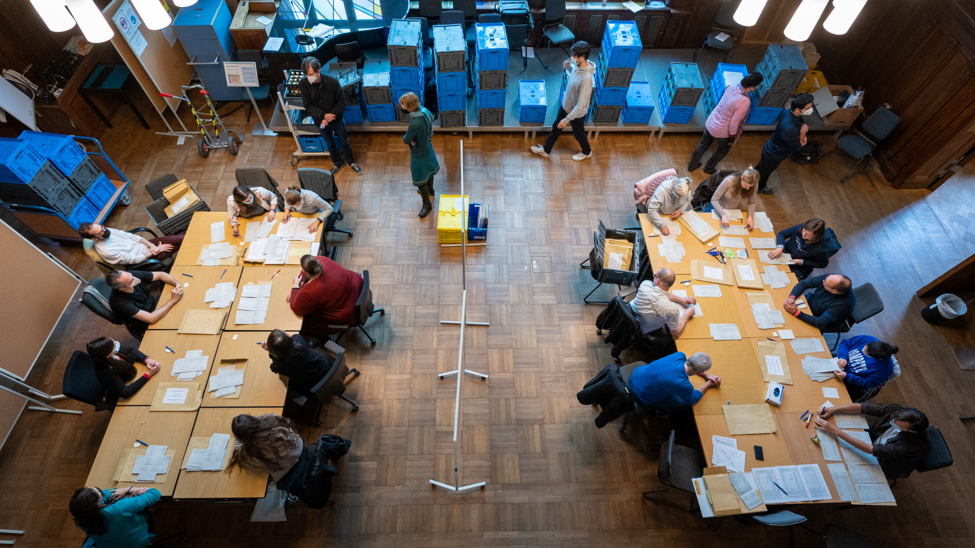 Im Rathaus Pankow werden Stimmen zur Wahl für das Abgeordnetenhaus Berlin ausgezählt. | dpa