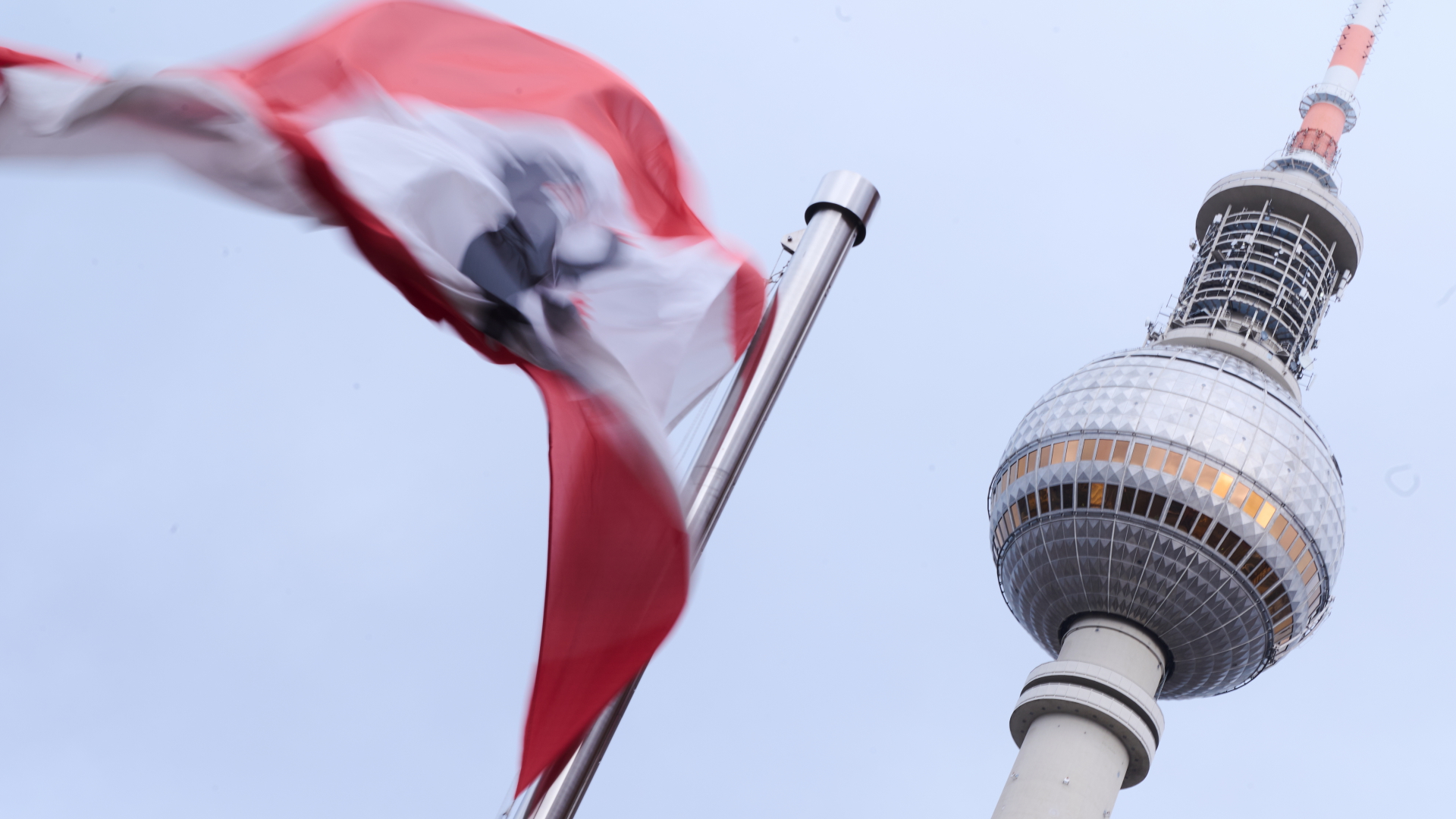 Die Flagge von Berlin weht vor dem Fernsehturm im Sturm | dpa
