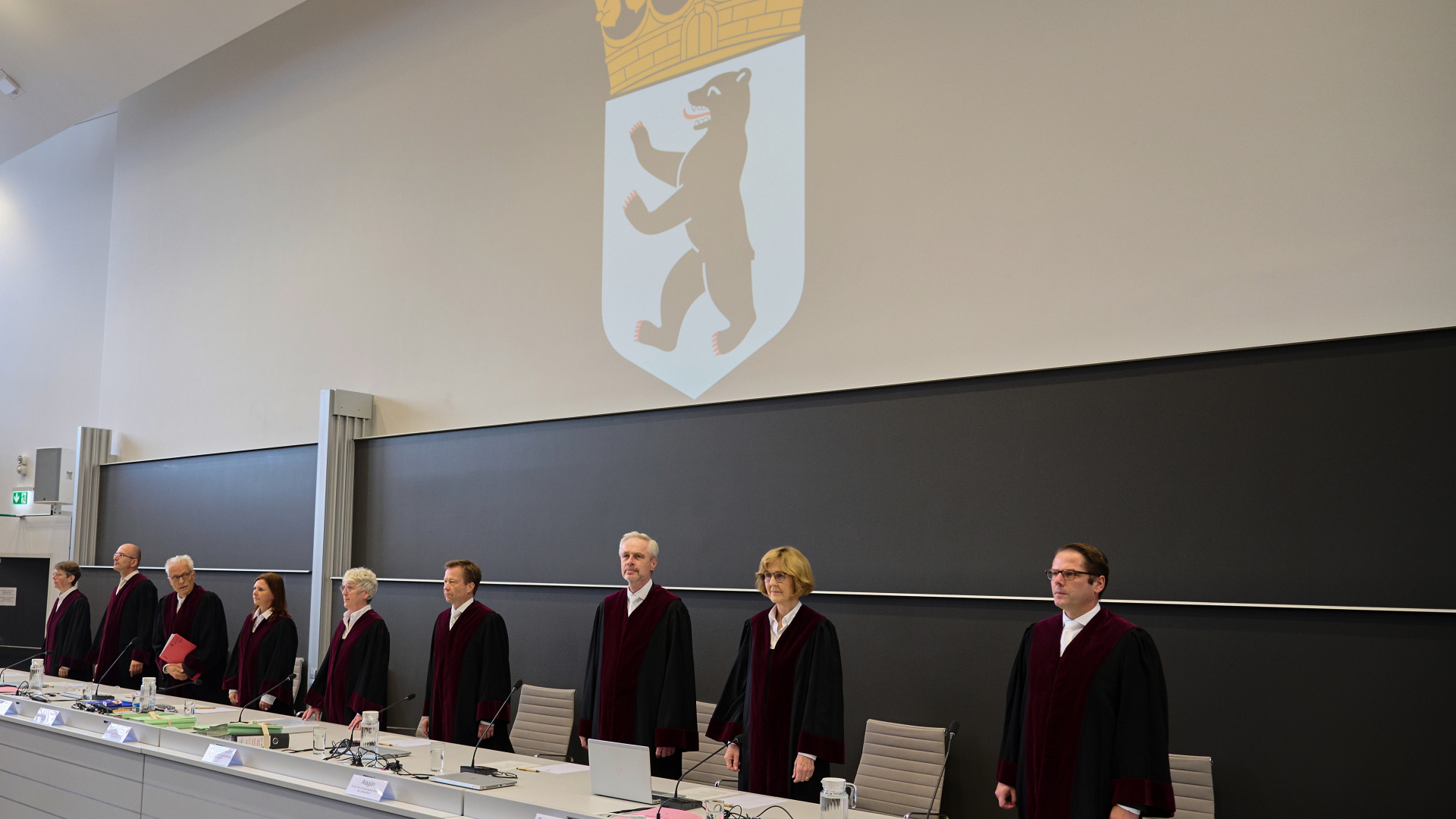Die Richterinnen und Richter des Berliner Verfassungsgerichtshofs vor der Verhandlung über eine mögliche Wiederholung der Abgeordnetenhauswahl. | dpa