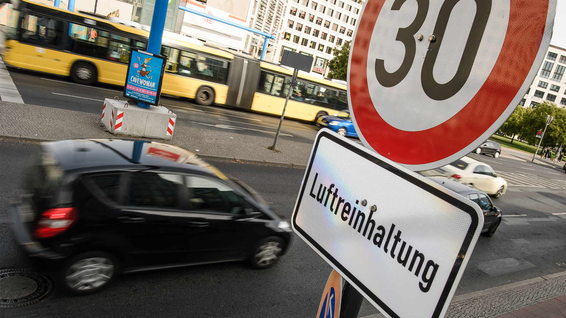 Autos fahren über die Leipziger Straße in Berlin | Bildquelle: CLEMENS BILAN/EPA-EFE/REX/Shutte