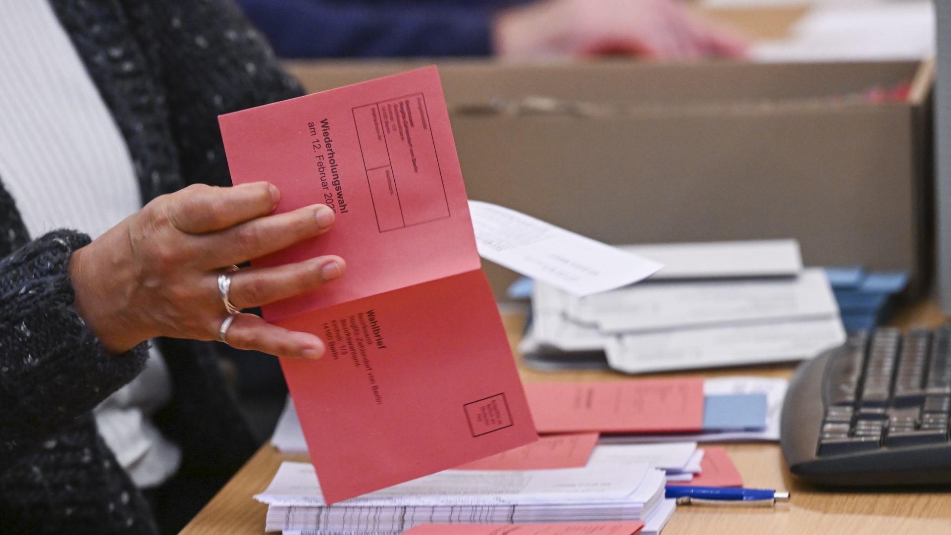 Mitarbeiter bereiten Wahlunterlagen für die Briefwahl für die Berliner Wiederholungswahl am 12. Februar vor.  | dpa