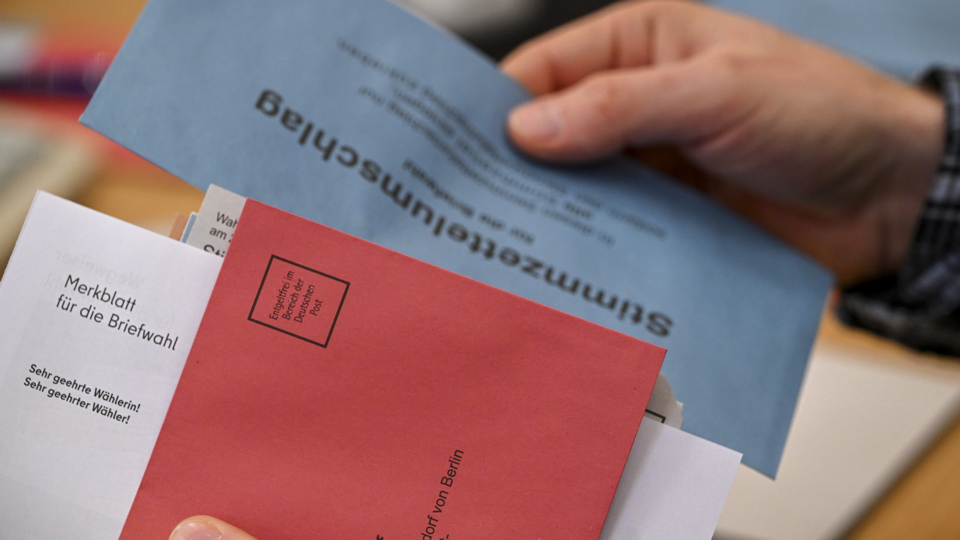 Wahlunterlagen zur Briefwahl für die Wiederholungswahlen in Berlin | dpa