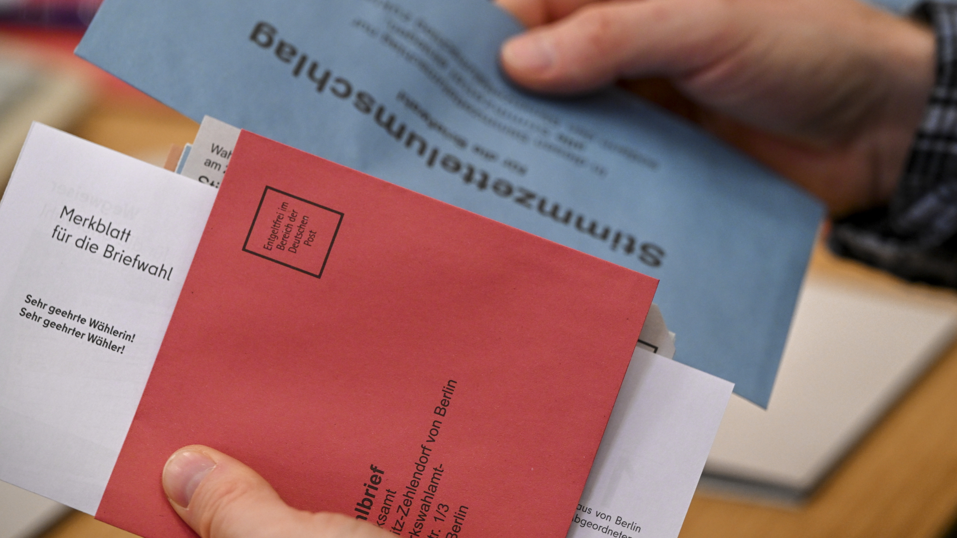 Wahlunterlagen zur Briefwahl für die Wiederholungswahlen in Berlin | dpa