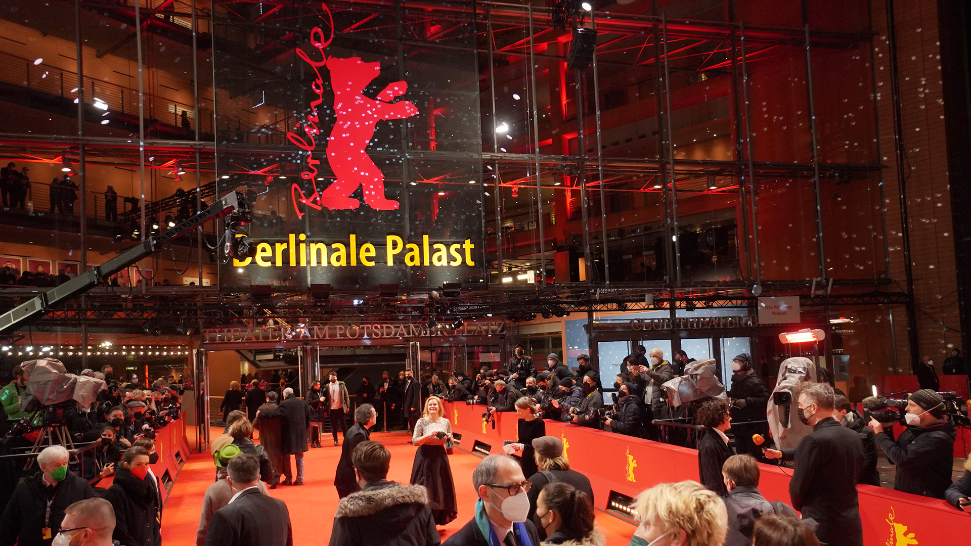 Menschen gehen auf dem roten Teppich zur Eröffnung der 72. Berlinale Internationalen Filmfestspiele. | dpa