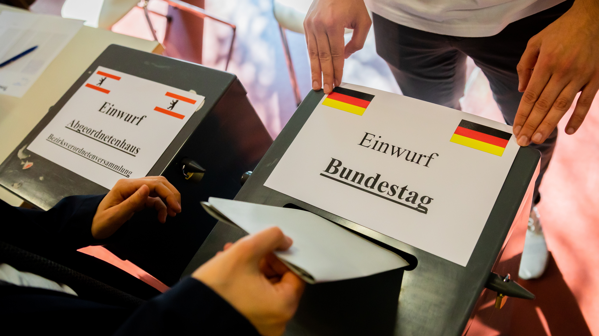 Wahlurnen stehen am Tag der Bundestags- und Abgeordnetenhauswahl in einem Wahllokal in Berlin  | Bildquelle: dpa