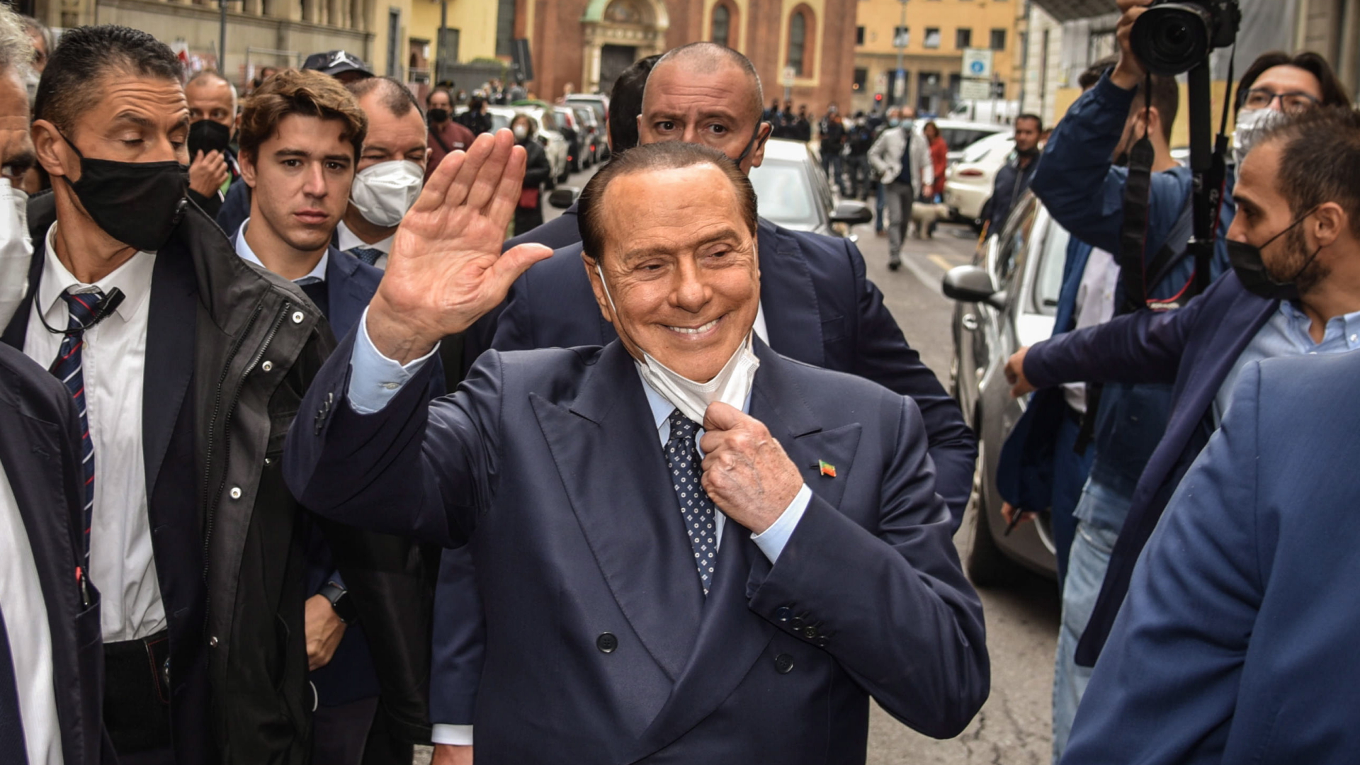 Silvio Berlusconi umringt von Sicherheitspersonal und Presse | EPA