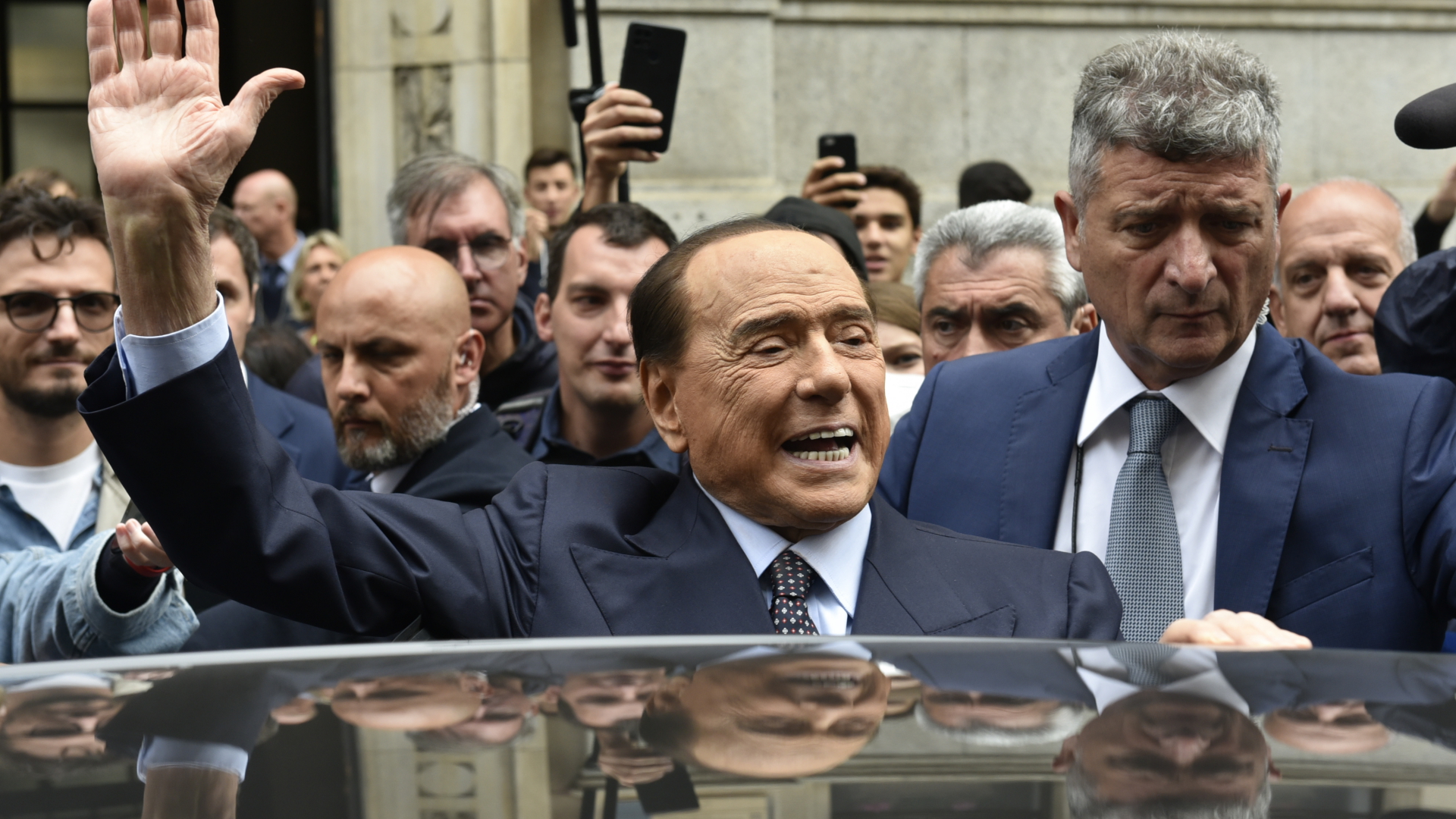 Silvio Berlusconi grüßt Menschen vor einem Wahllokal in Rom  | dpa