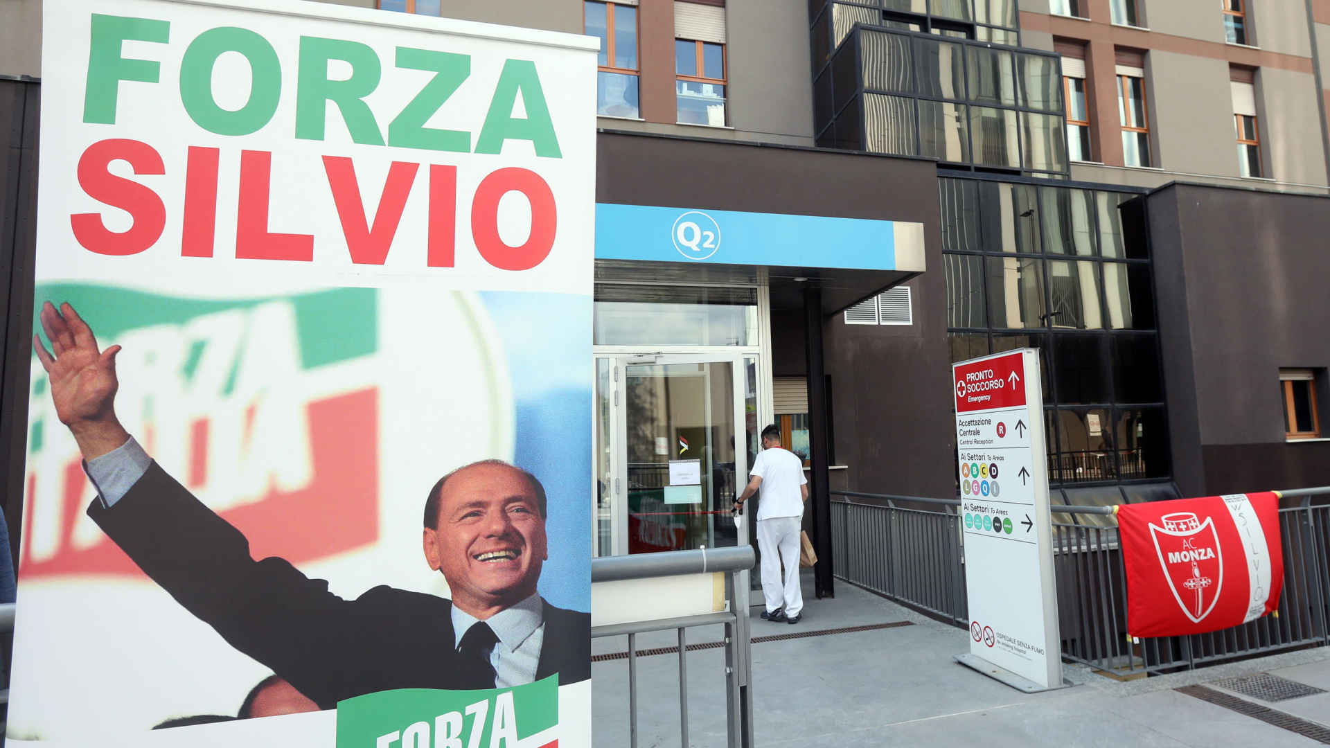 Italiens Ex-Regierungschef Berlusconi hat Intensivstation verlassen