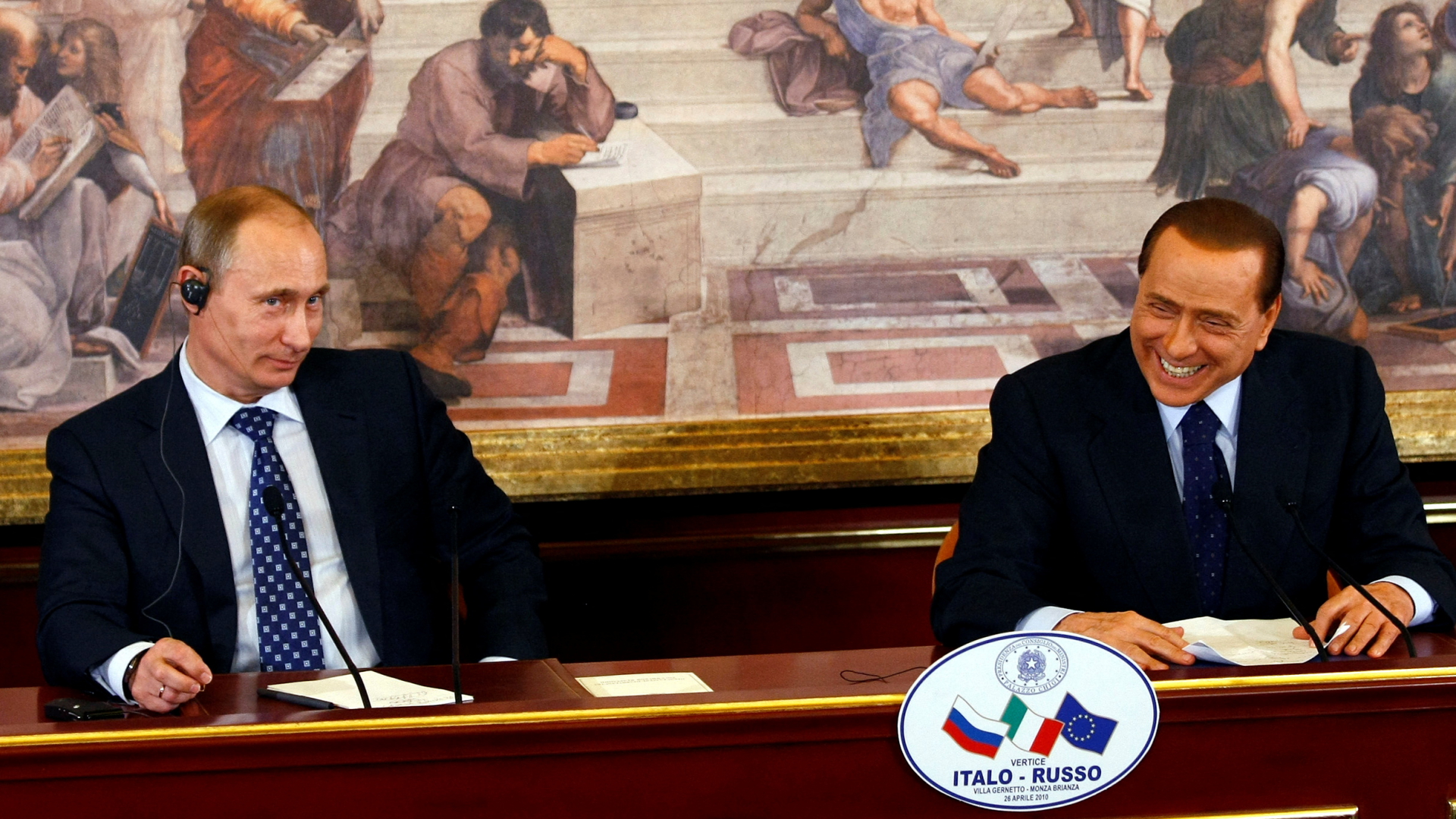 Berlusconi und Putin amüsieren sich 2010 bei einer Treffen in Gerno (Italien) | REUTERS