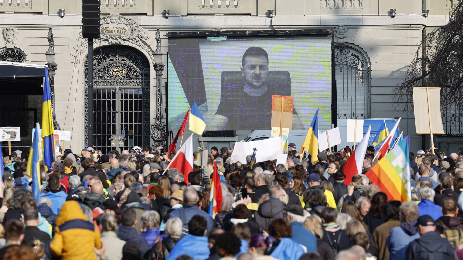 Der ukrainische Präsident Selenskyj auf einer großen Leinwand bei einer Demonstration in der Schweizer Hauptstadt Bern zugeschaltet. | EPA