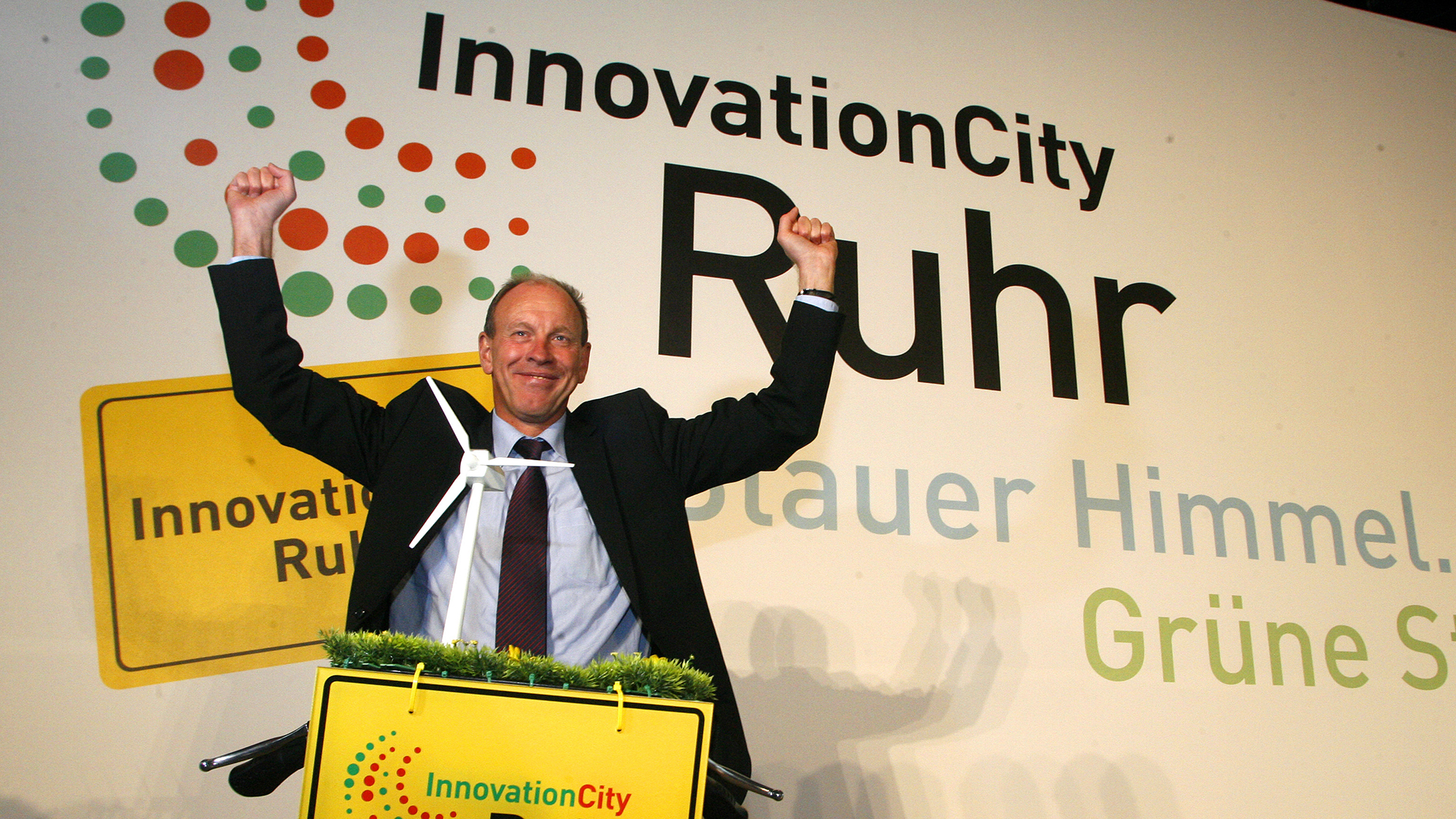  Bernd Tischler sitzt während der Bekanntgabe der "InnovationCity Ruhr" auf einem Elektrofahrrad (Archivbild vom 04.11.2010). | picture alliance / dpa