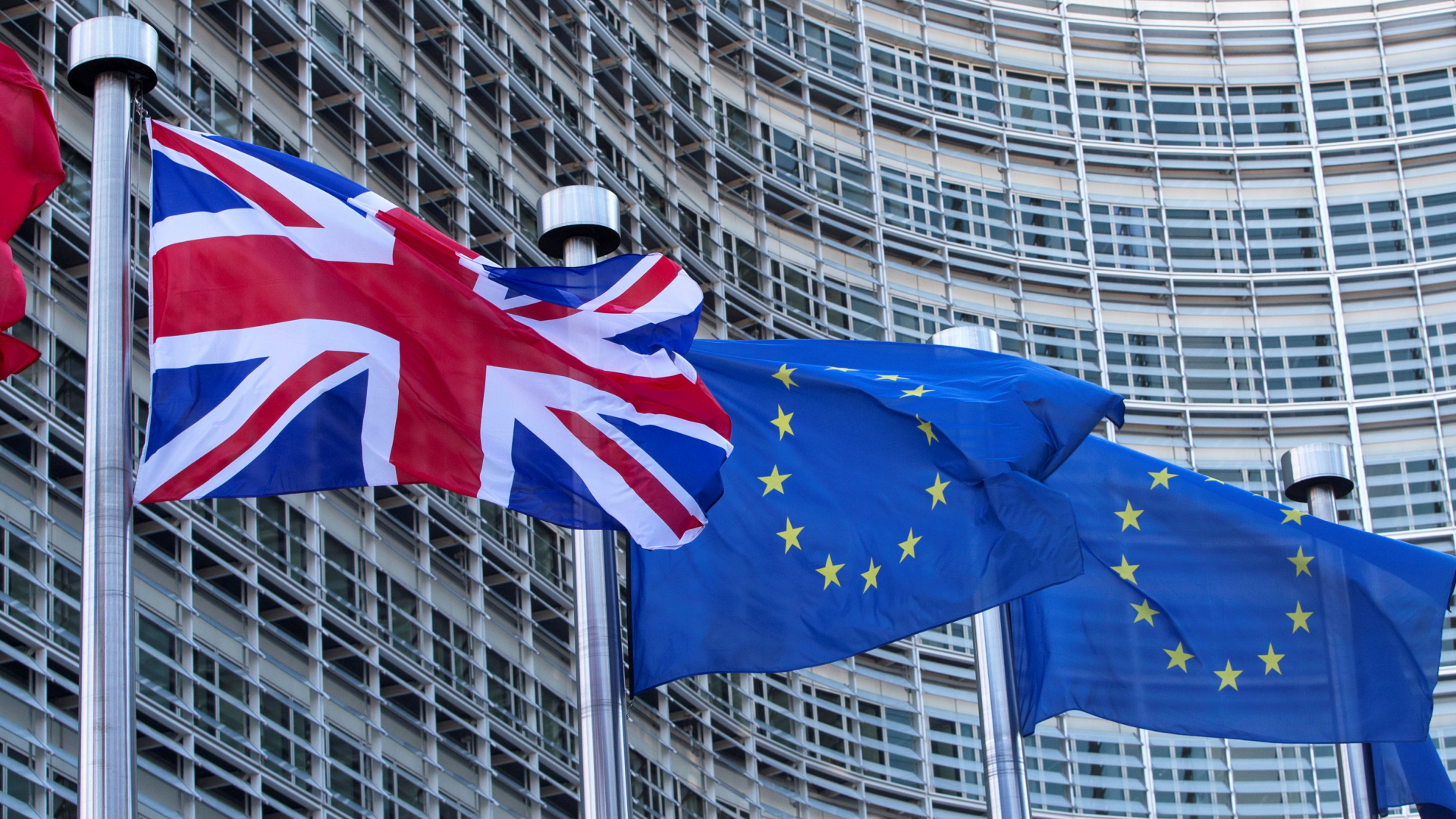Der britische Union Jack und EU-Flagge vor dem Hauptquartier der EU-Kommission in Brüssel