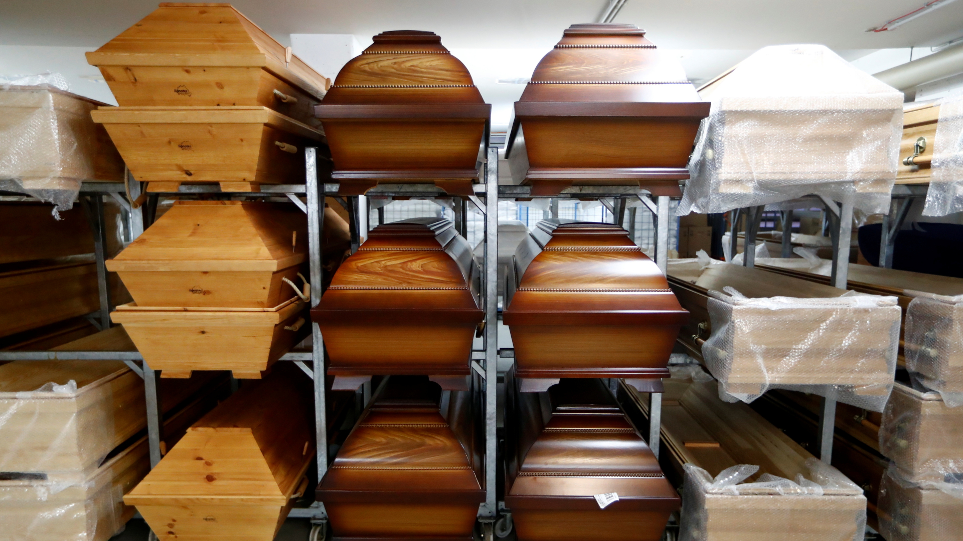 Särge lagern beim Bestattungsunternehmen Grieneisen in Berlin | REUTERS