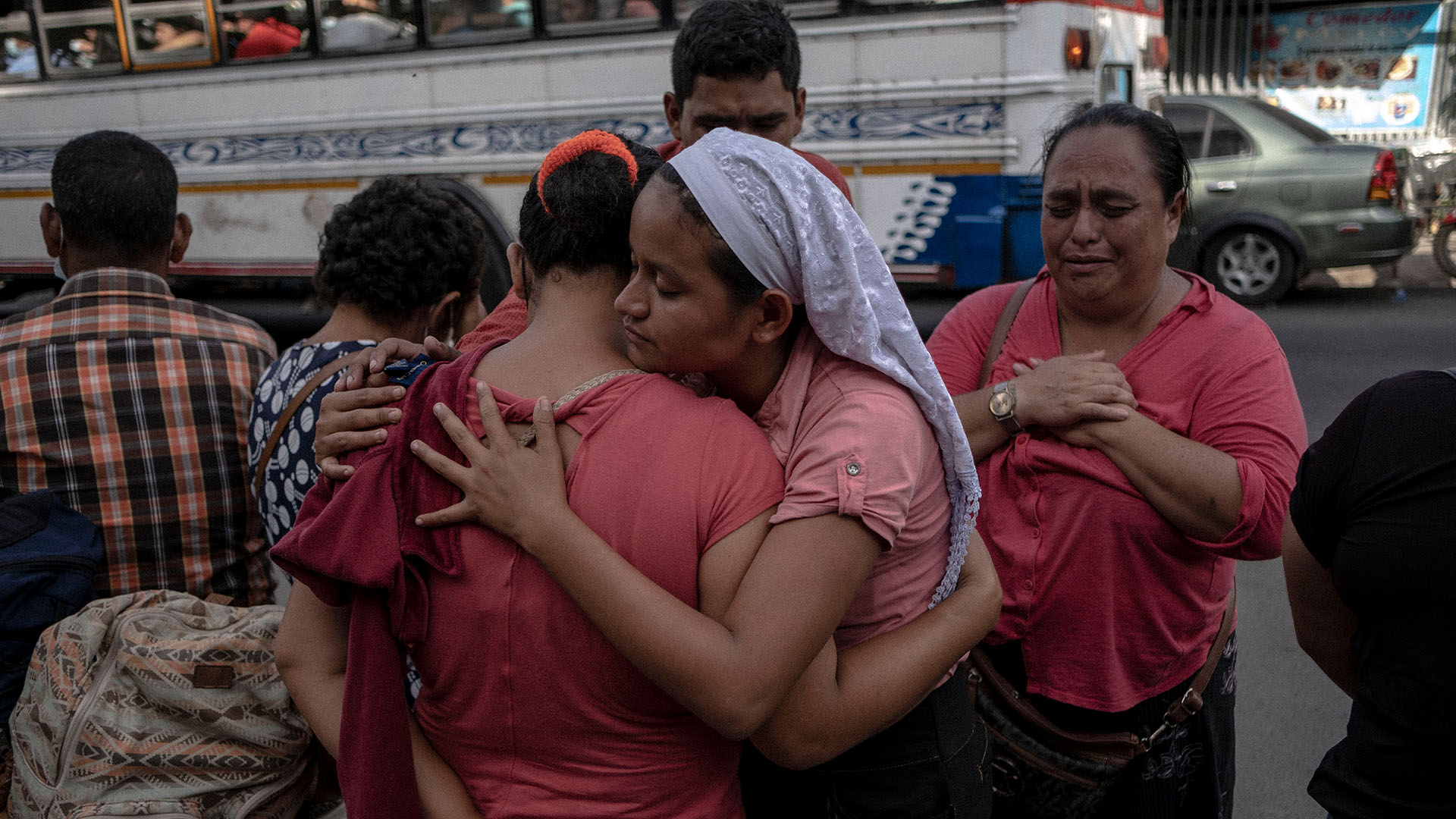 Besucher stehen auf der Straße vor einem Gefängnis in El Salvador. | Carlos Barrera