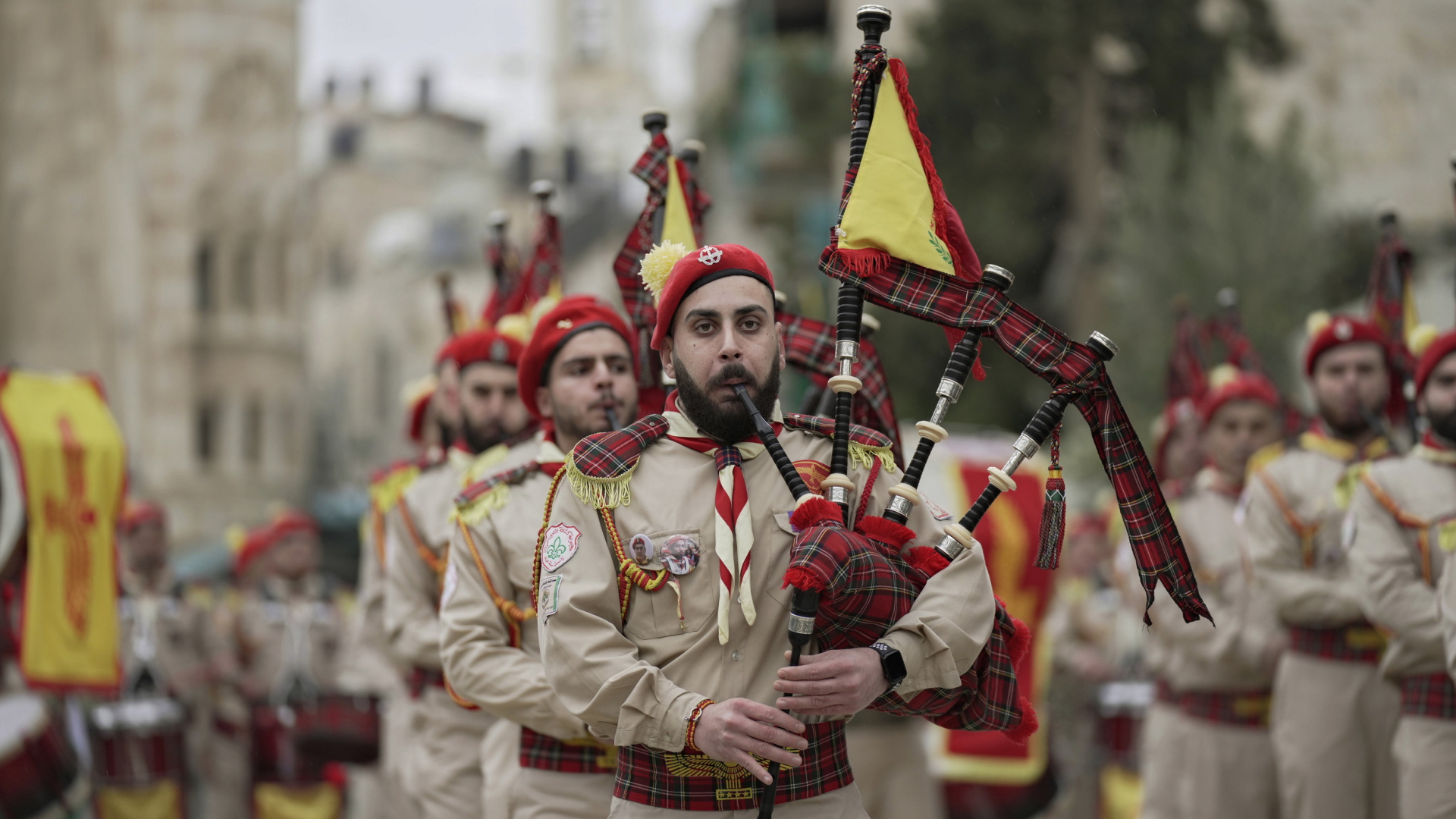 Palästinensische Pfadfinder spielen Dudelsack in der Weihnachtsprozession in Bethlehem | AP