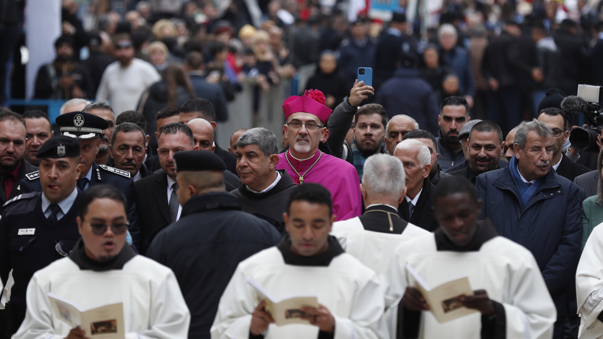 Der Lateinische Patriarch von Jerusalem, Pizzaballa, erreicht mit der Weihnachtsprozession den Krippenplatz in Bethlehem. | EPA