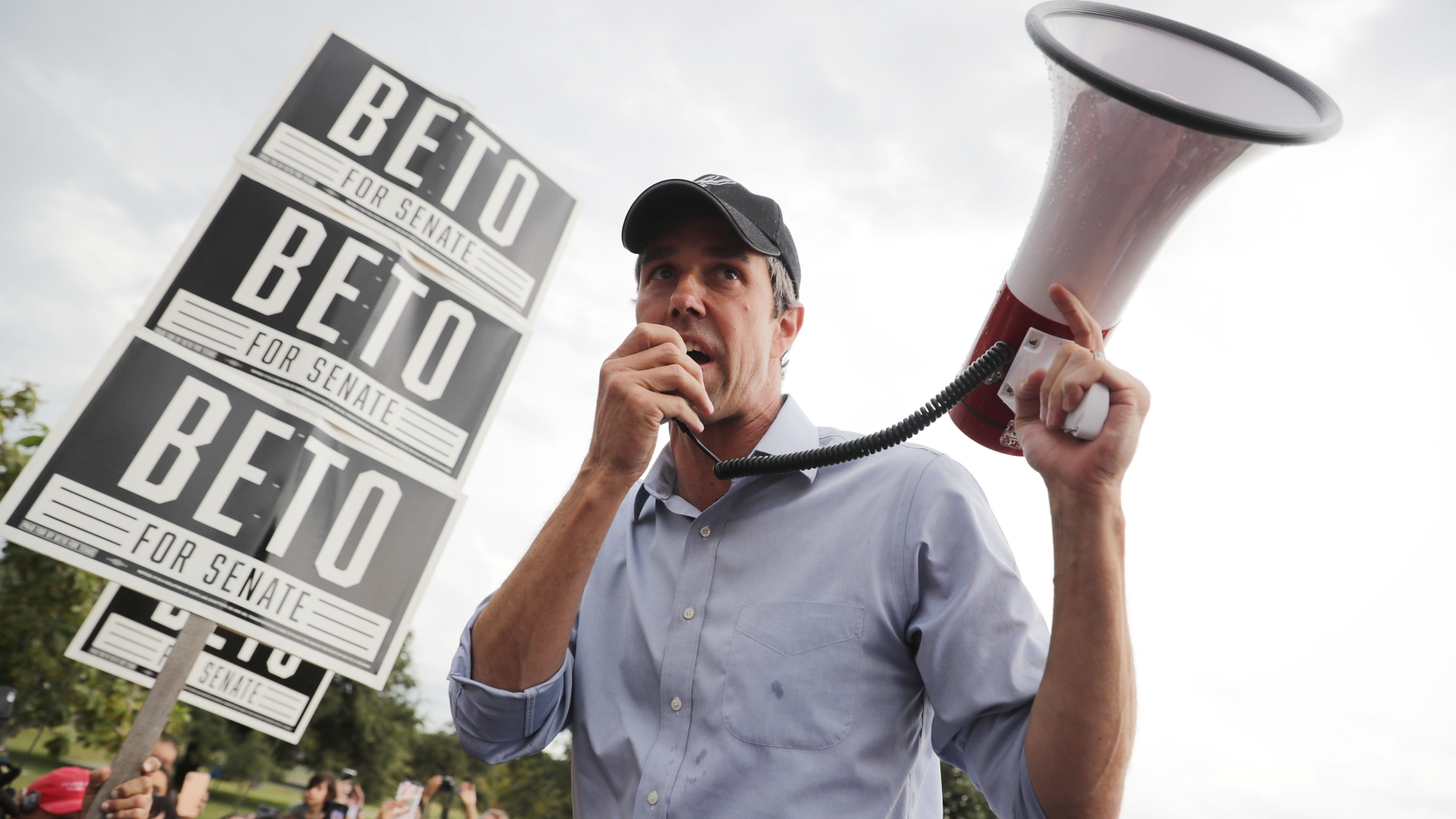 Beto O'Rourke, Kandidat der US-Demokraten in Texas für den Senat, spricht bei einer Kundgebung ins Megaphon. | Bildquelle: AFP