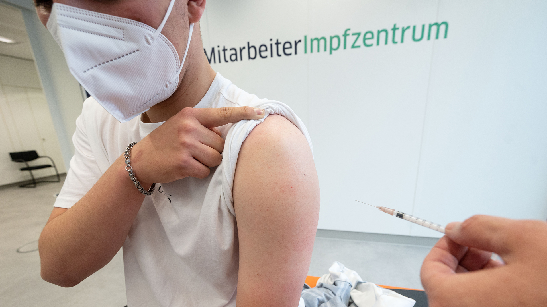 Ein Mitarbeiter der Landesbank Baden-Württemberg (LBBW) wird im Mitarbeiterimpfzentrum der Bank mit dem Corona-Impfstoff von Biontech/Pfizer geimpft. | dpa