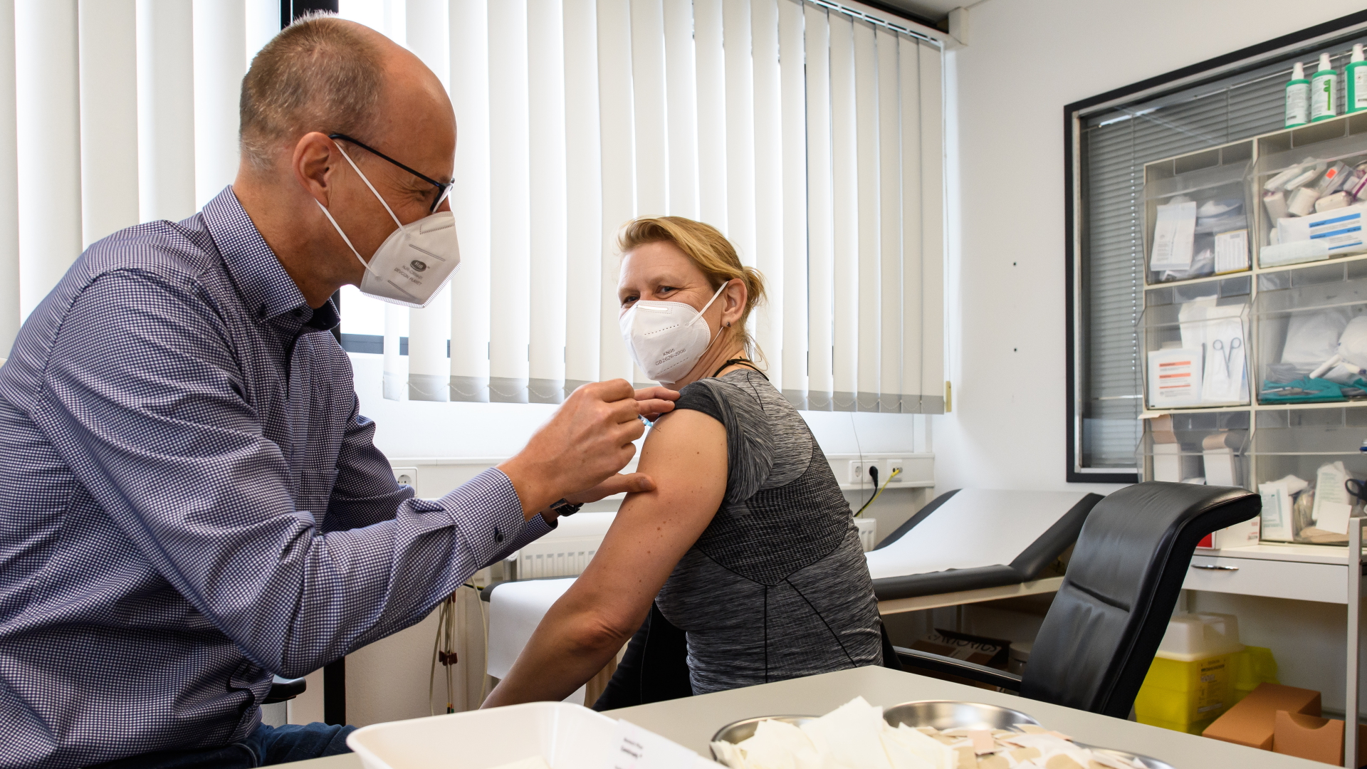 Ein Betriebsarzt impft bei der Betriebsimpfung eine Mitarbeiterin mit dem Corona-Impfstoff