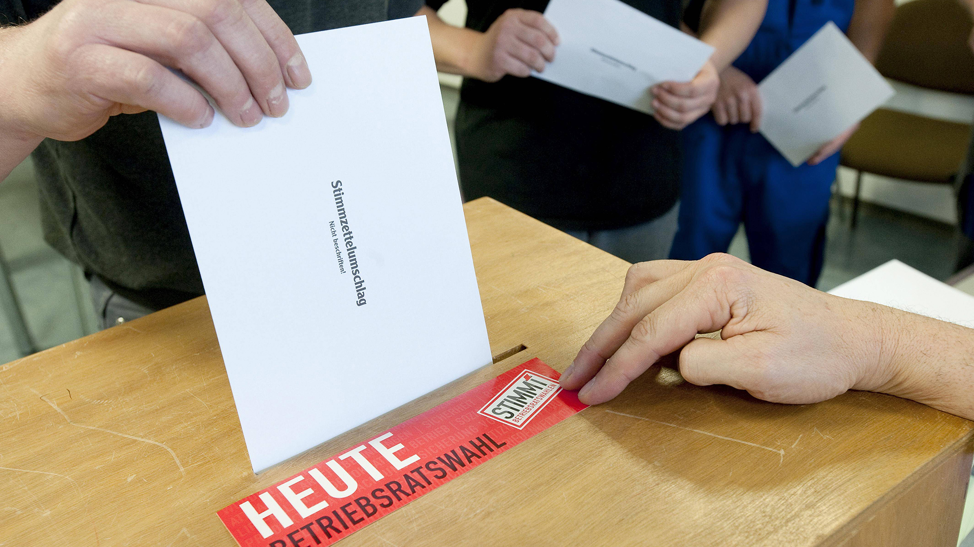 Stimmabgabe bei der Betriebsratswahl | imago/imagebroker