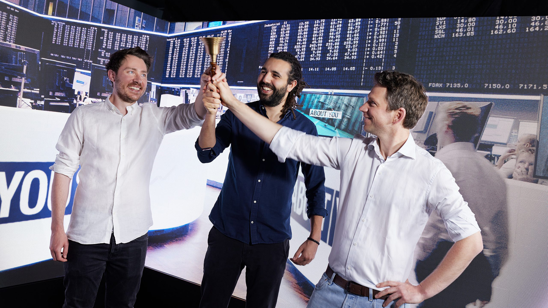 Sebastiand Betz, Tarek Müller und Hannes Wiese läuten gemeinsam die Glocke zum Börsengang von About You an der Frankfurter Börse. | About You