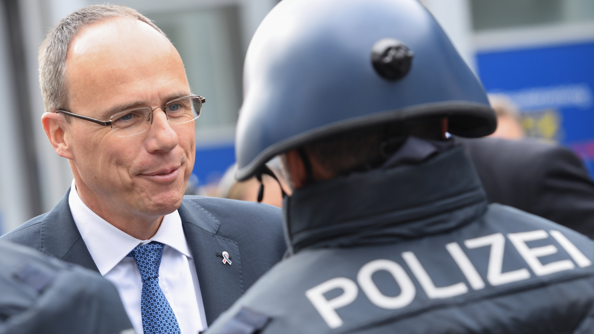 Hessens Innminister Beuth im Gespräch mit einem Polizisten (2016)  | 