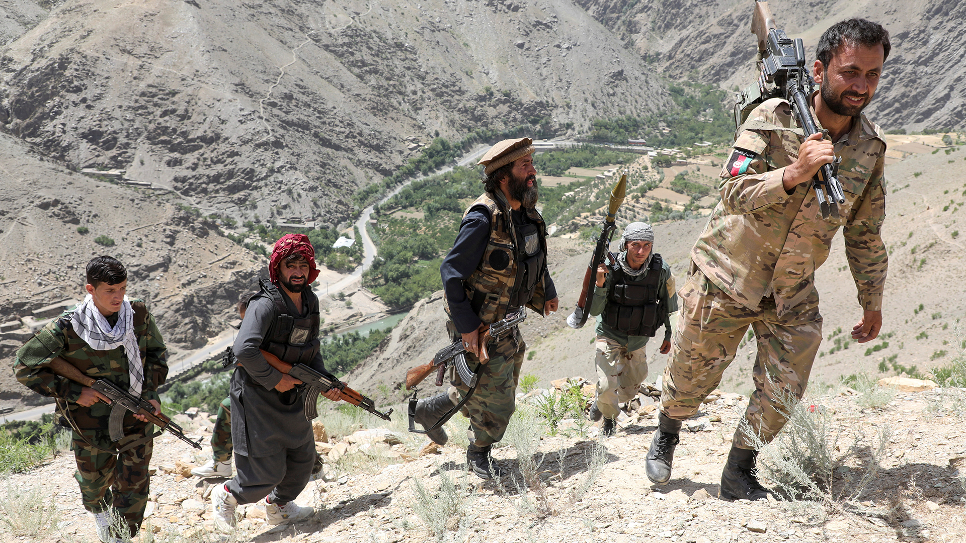 Bewaffnete Männer gehen zu ihrem Kontrollposten im Distrikt Ghorband in der Provinz Parwan (Afghanistan). | REUTERS