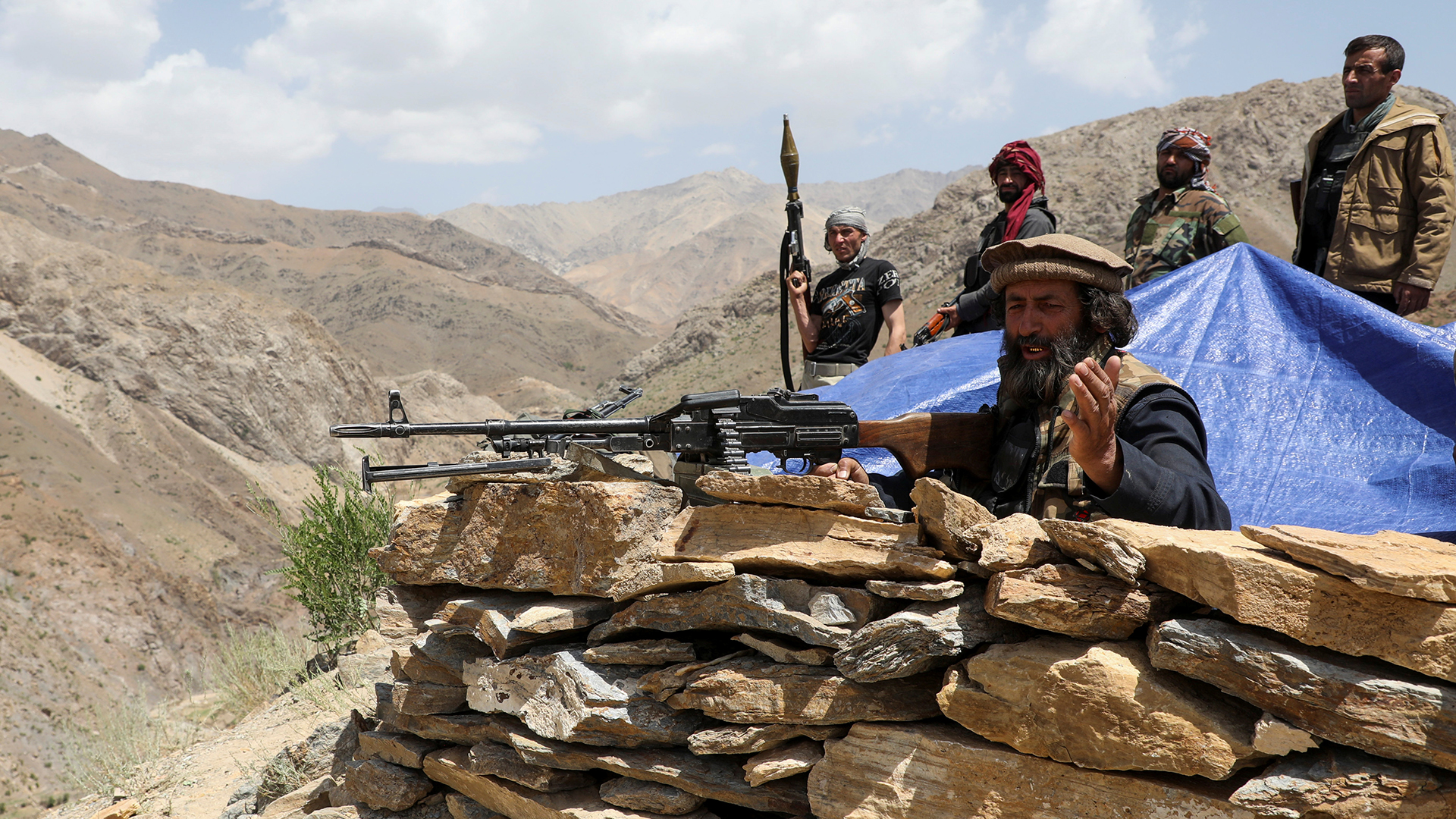 Bewaffnete Männer stehen an ihrem Kontrollposten im Distrikt Ghorband in der Provinz Parwan (Afghanistan). | REUTERS