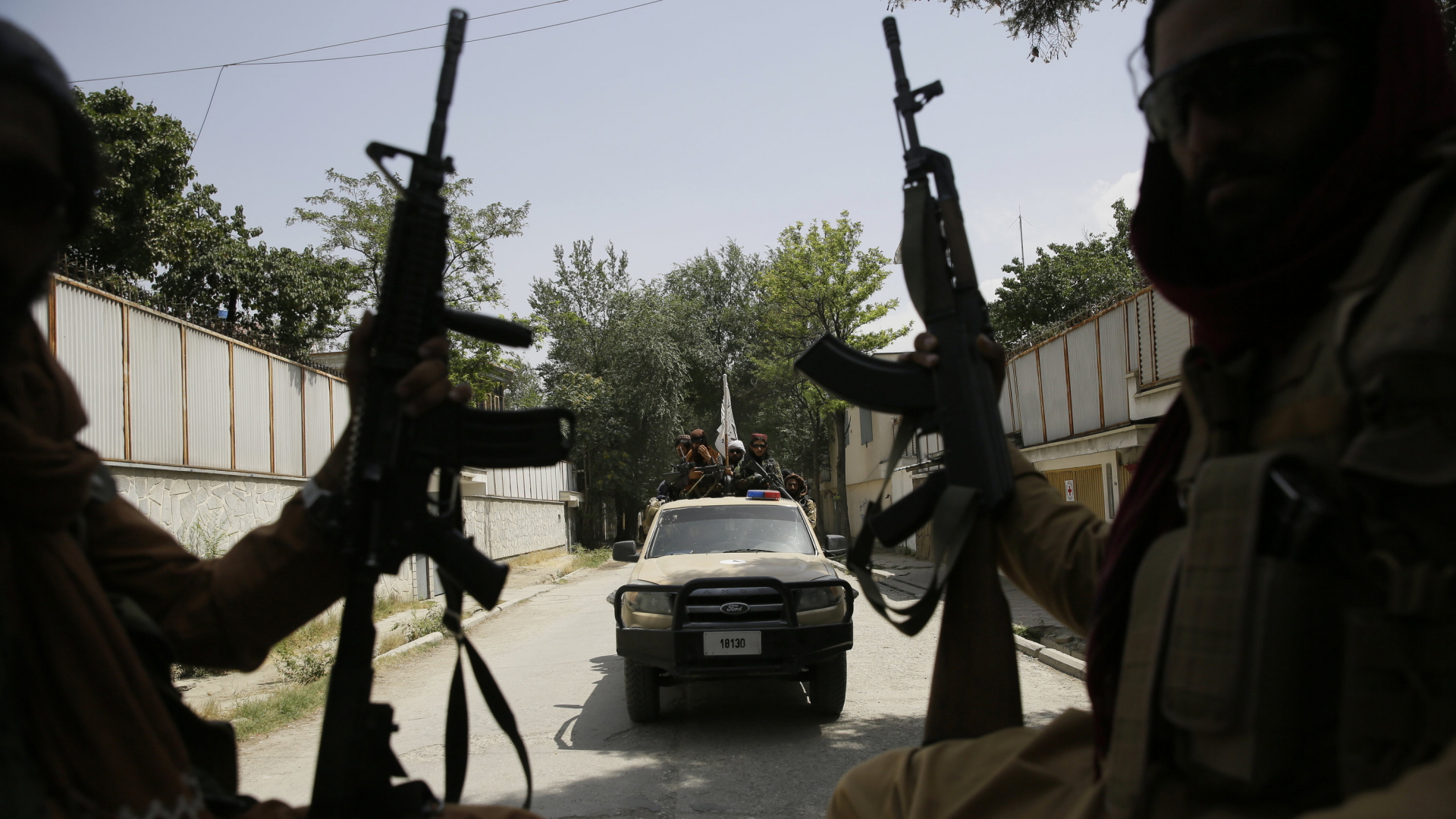 Taliban-Patrouille in Fahrzeug | AP