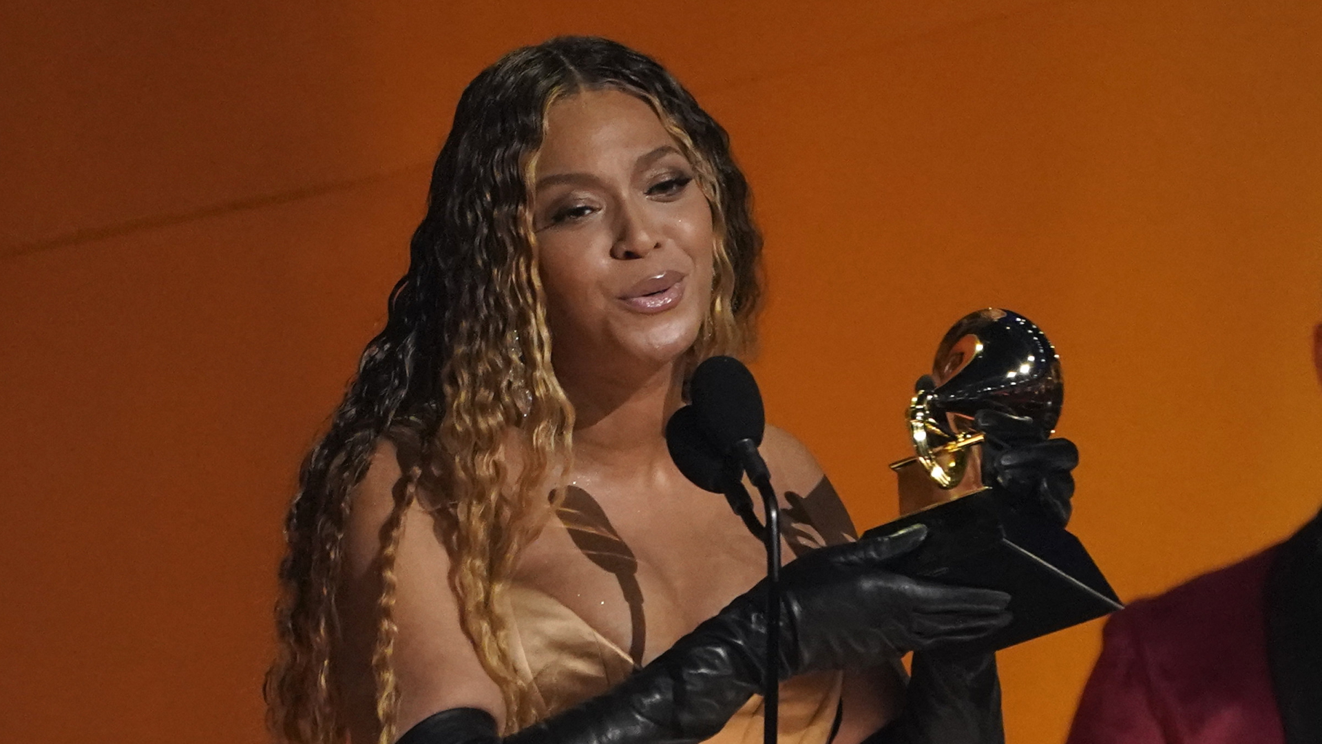 Sängerin Beyoncé mit einem Grammy in den Händen  | AP