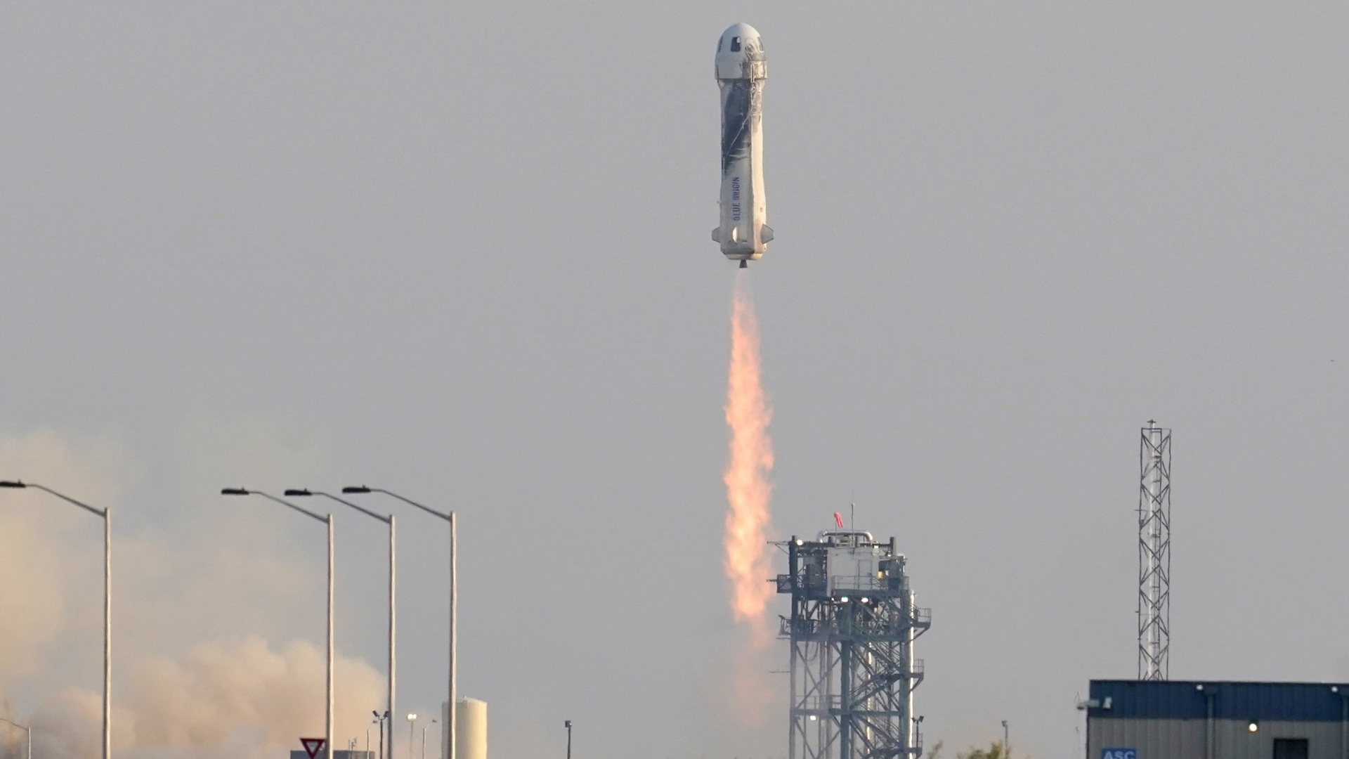 Die "New-Shepard"-Rakete von Amazon-Gründer Jeff Bezos' Firma Blue Origin startet vom US-Bundesstaat Texas aus ihren Kurz-Ausflug ins Weltall | dpa