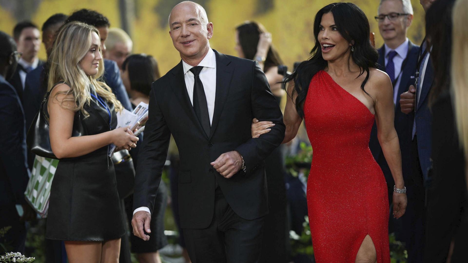 Unternehmer Jeff Bezos (M), Unternehmer aus den USA, und Lauren Sanchez (r), Nachrichtensprecherin aus den USA, treffen zur Weltpremiere der Serie "Der Herr der Ringe: Die Ringe der Macht" ein. | dpa
