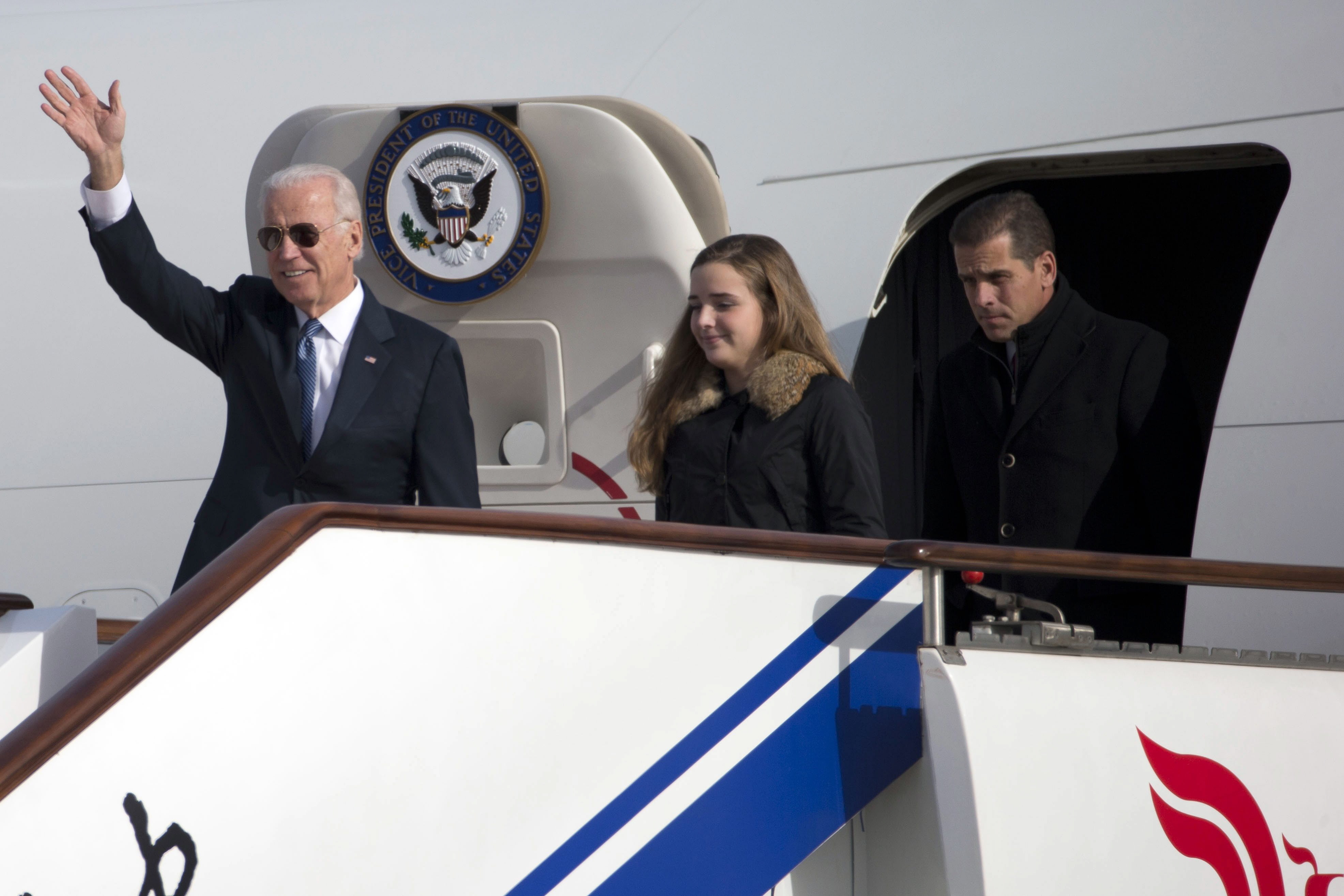 US-Vizepräsident Biden verlässt ein Flugzeug mit Enkeltochter Finnegan und Sohn Hunter | picture alliance / dpa