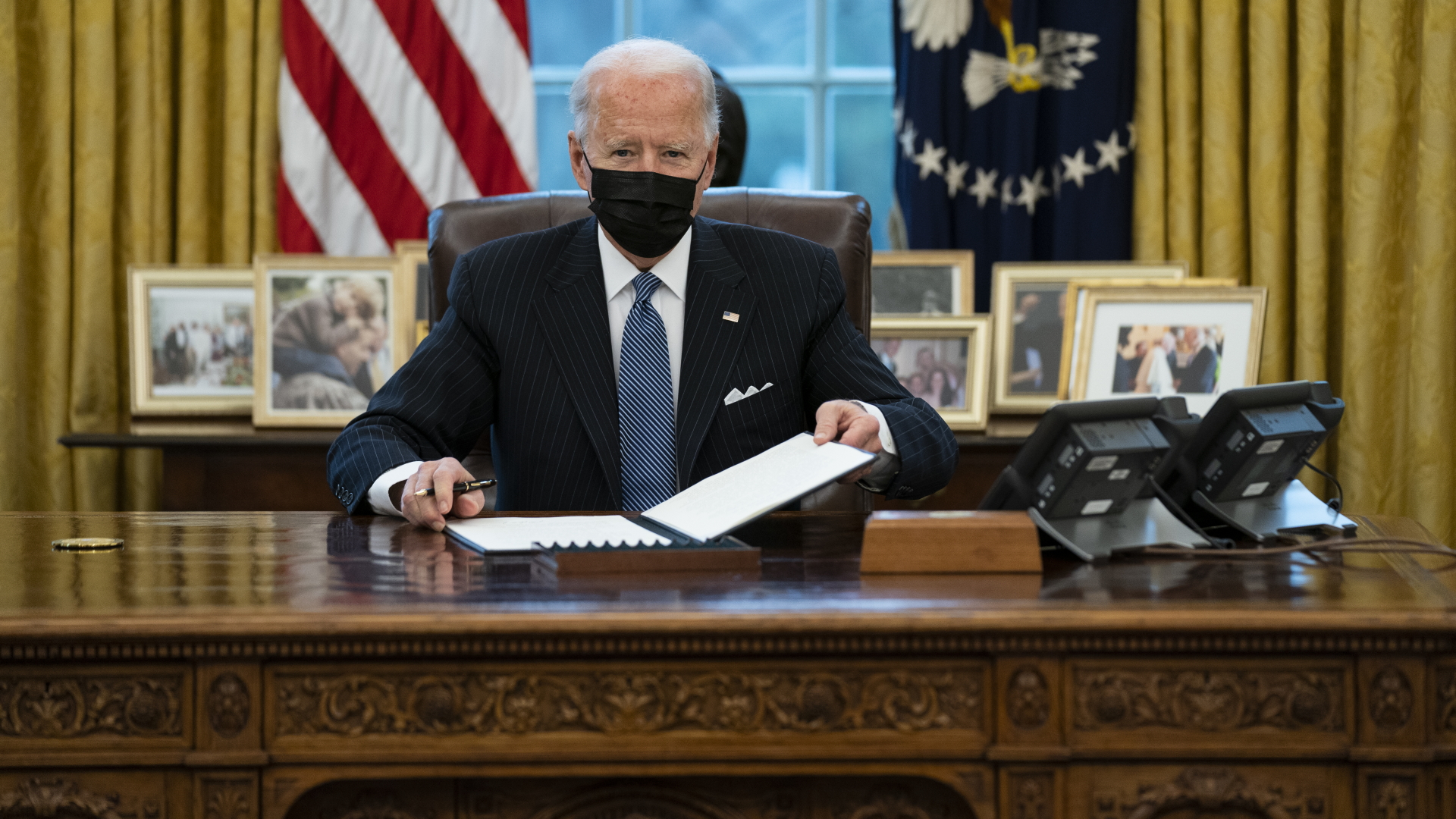  Joe Biden, Präsident der USA, blickt im Oval Office des Weißen Hauses auf, nachdem er eine kontroverse Anordnung seines Vorgängers Donald Trump zum Ausschluss von Transgender aus den Streitkräften aufgehoben ha | dpa
