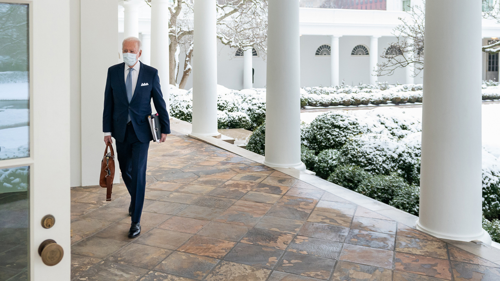 Joe Biden geht am Weißen Haus entlang - im Hintergrund der Rosengarten , der mit Schnee bedeckt ist | picture alliance / ZUMAPRESS.com