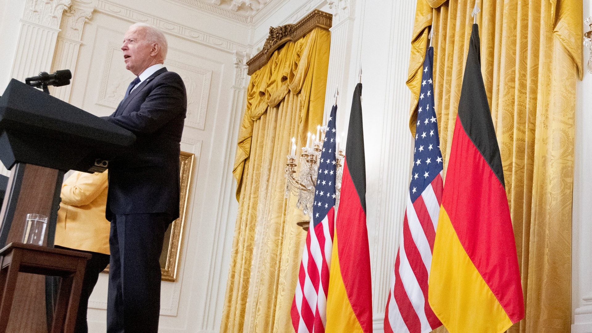US-Präsident Biden am Rednerpult in Washington währen des Merkel-Besuchs  | REUTERS