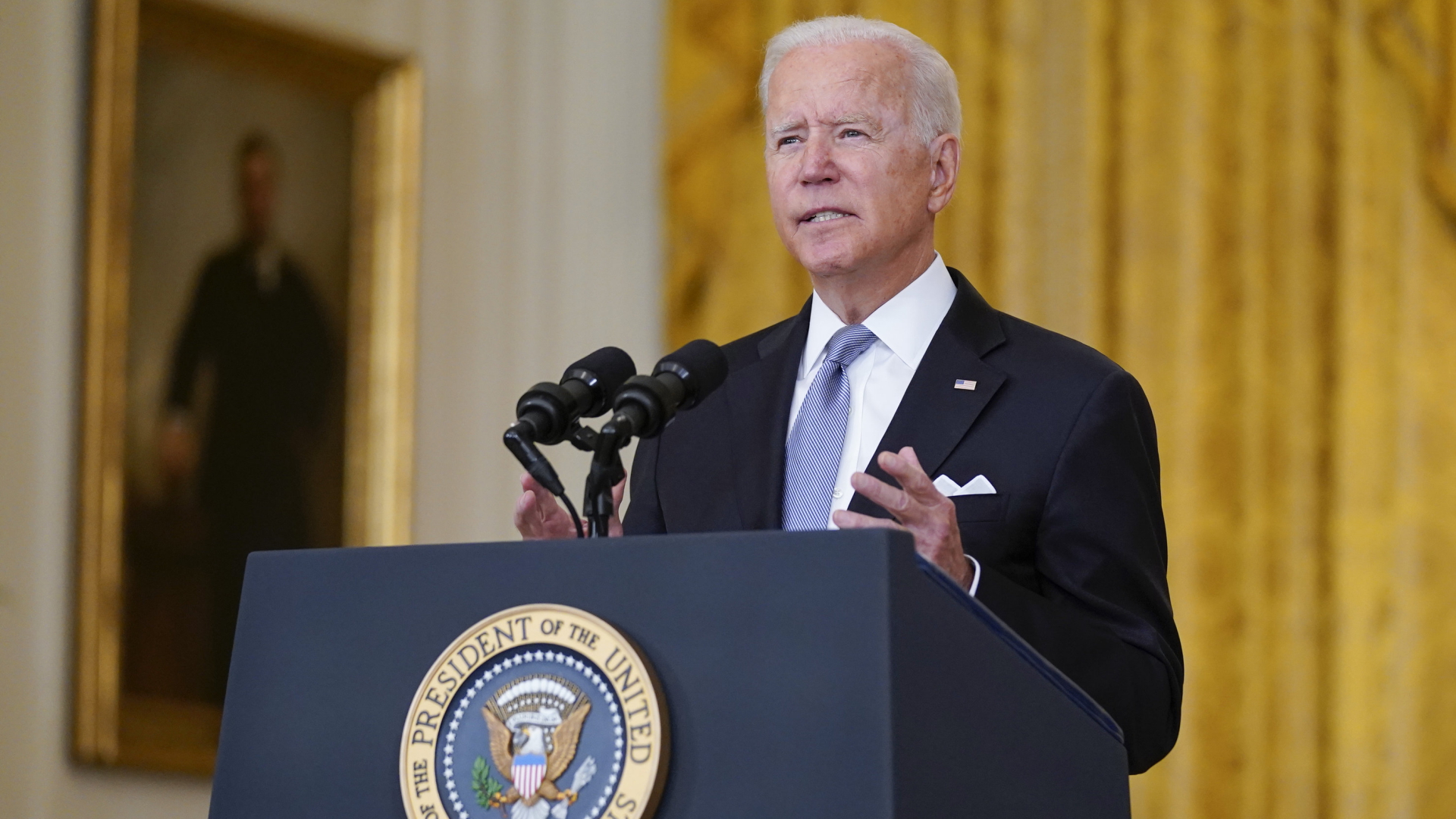Joe Biden halt an einem Pult stehend eine Rede. | AP