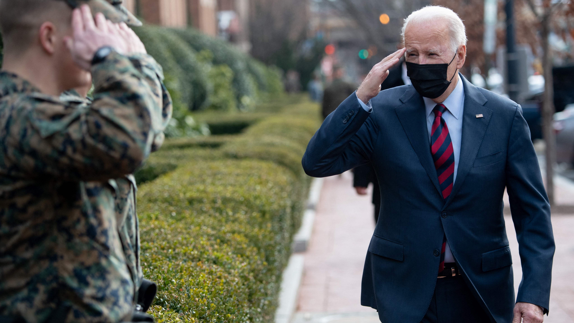 Joe Biden salutiert US Marines in Washington. | AFP