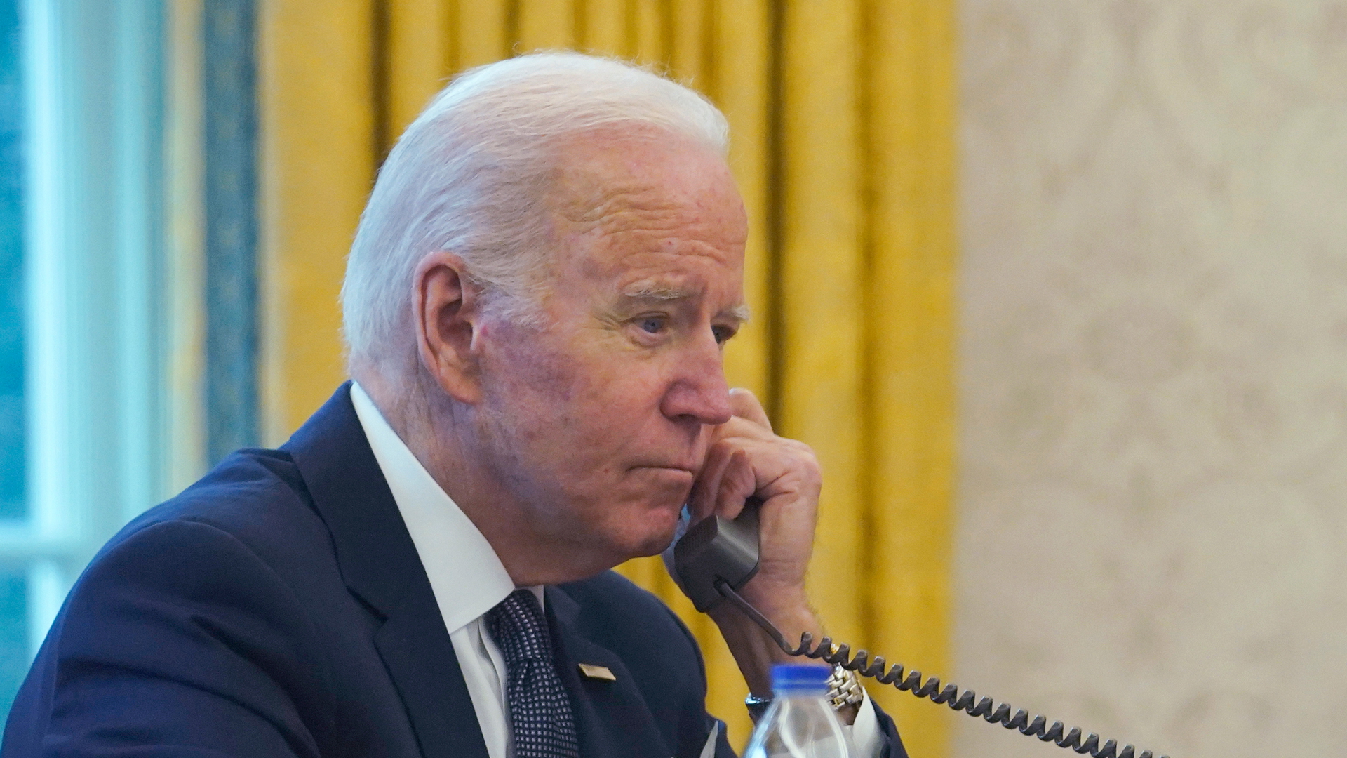 US-Präsident Biden bei seinem ersten Telefongespräch mit Selenskij (Archivbild) | dpa