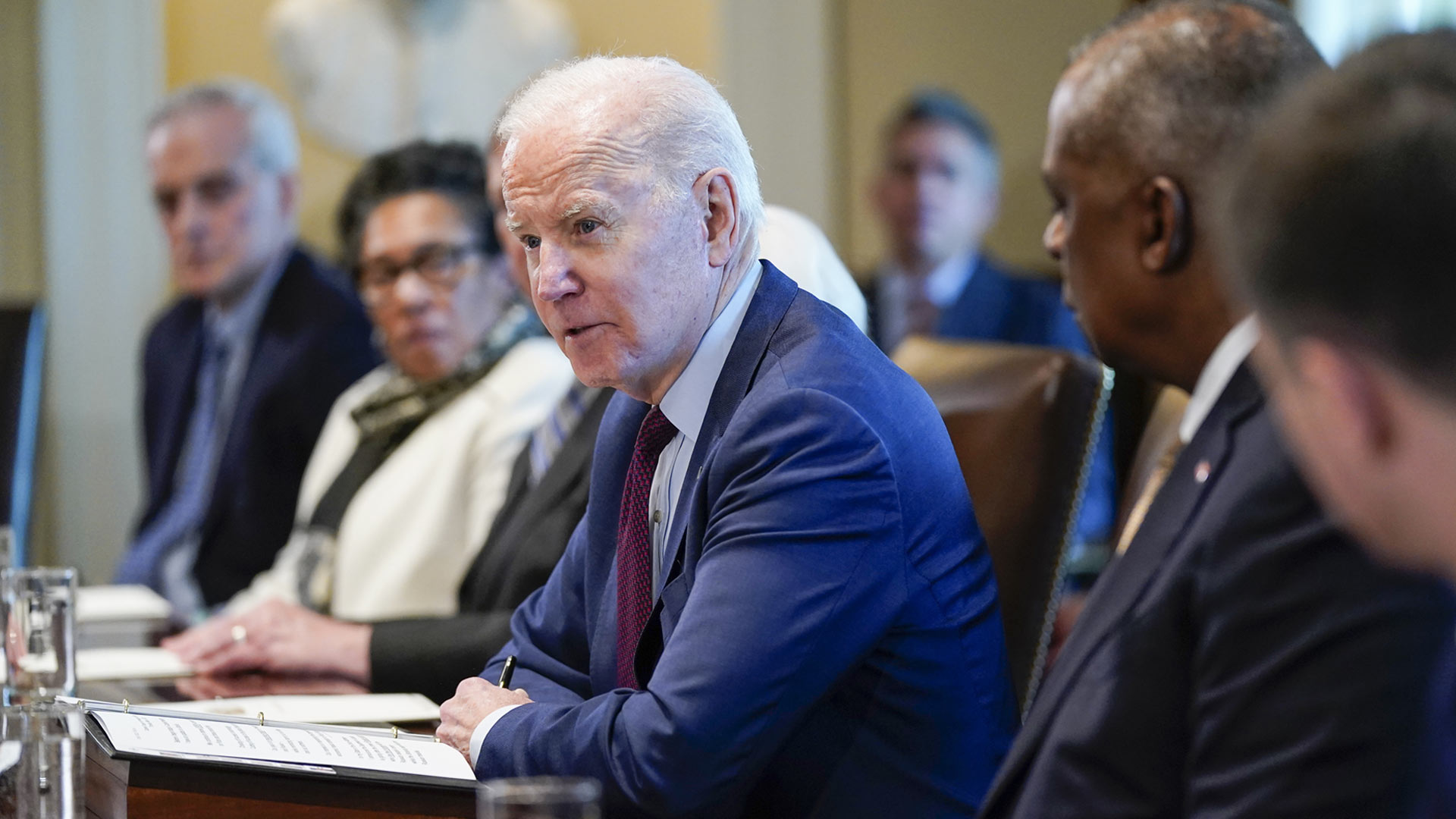 Joe Biden spricht während einer Kabinettssitzung  | picture alliance/dpa/AP