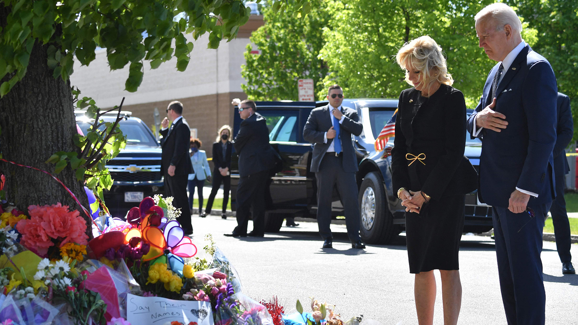 Joe Biden und Jill Biden besuchen eine Gedenkstätte in Buffalo. | AFP