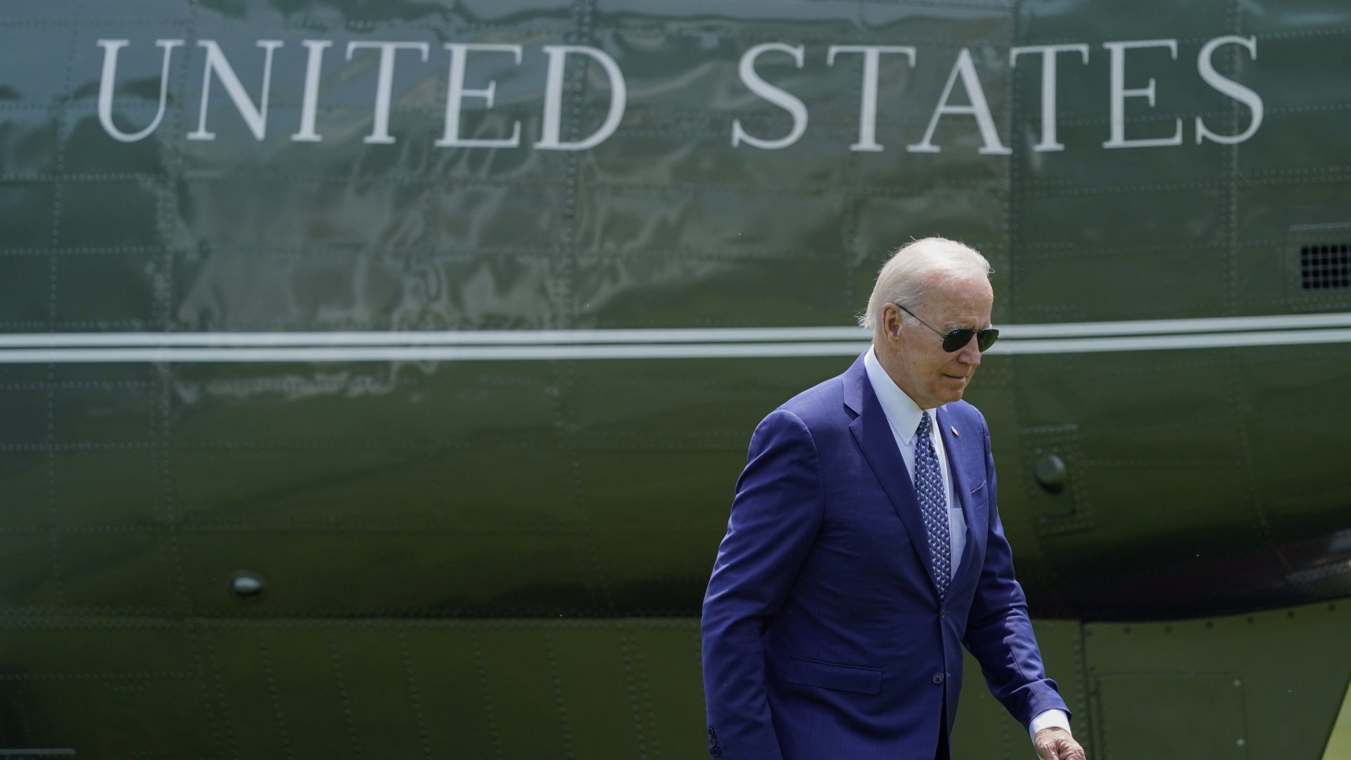 Joe Biden geht an einem Hubschrauber vorbei zum Weißen Haus in Washington (USA) | AP