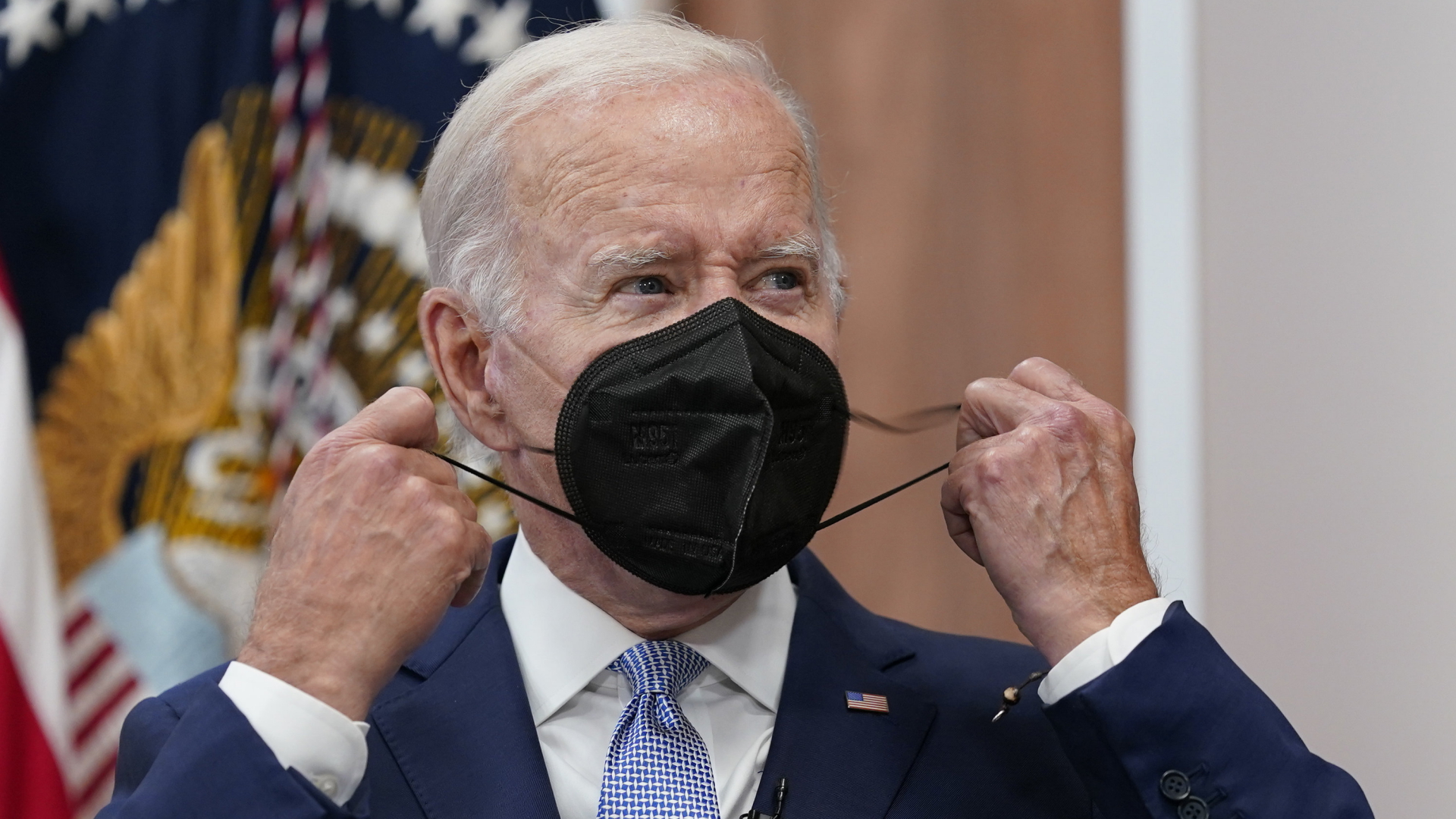 Joe Biden nimmt sich eine Gesichtsmaske ab. | AP
