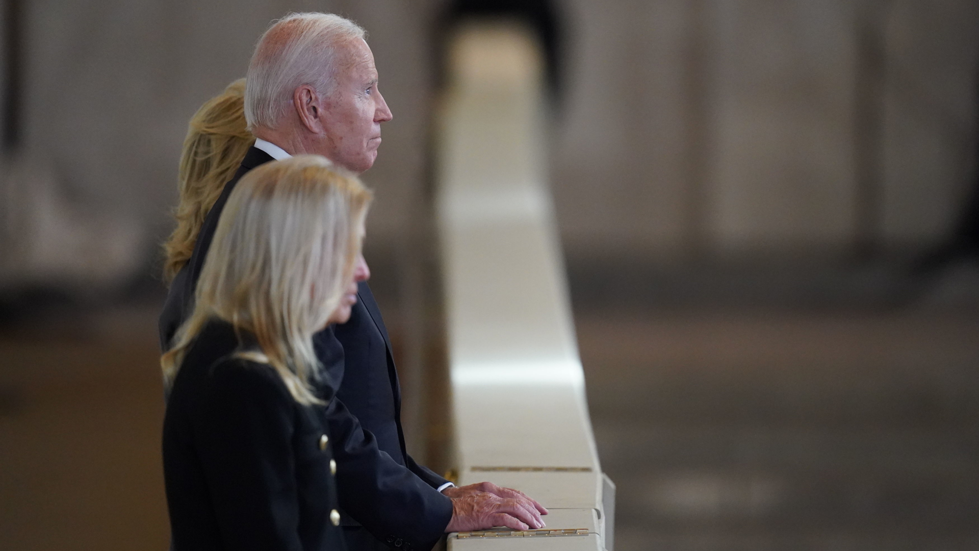 US-Präsident Joe Biden steht in Begleitung seiner Frau in der Nähe des Sarges von Queen Elizabeth II. in Westminster Hall | AP