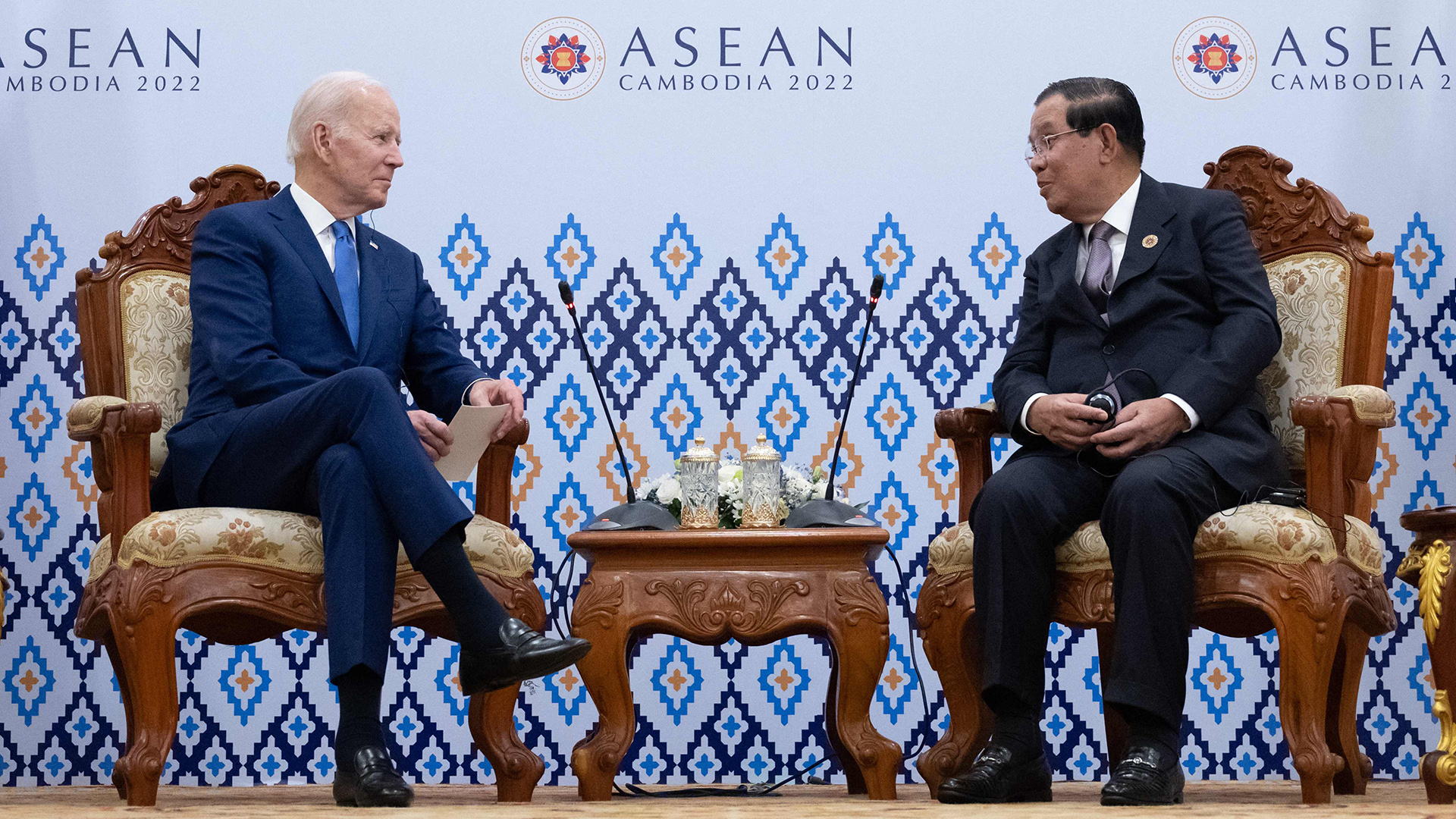 Joe Biden (links) und Hun Sen in Phnom Penh, Kambodscha. | AFP